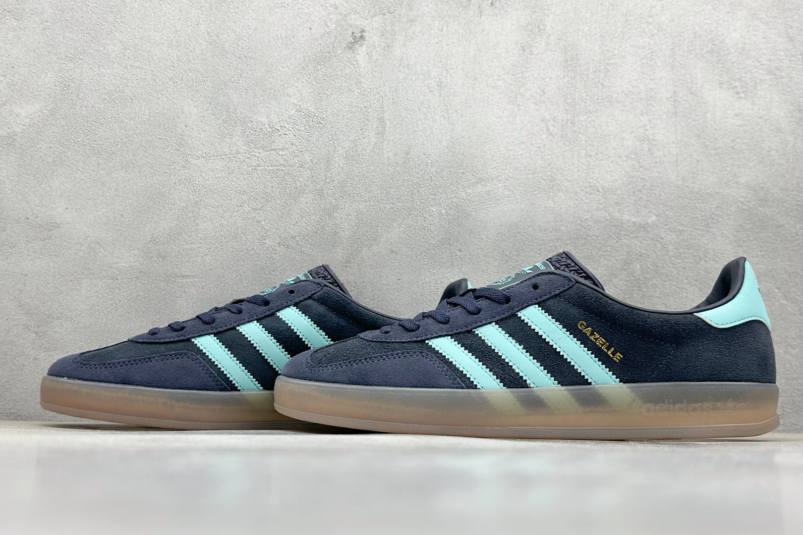  
AD Originals Gazelle Indoor 蓝色
三叶草复古休闲运动板鞋
鞋面采用皮革环