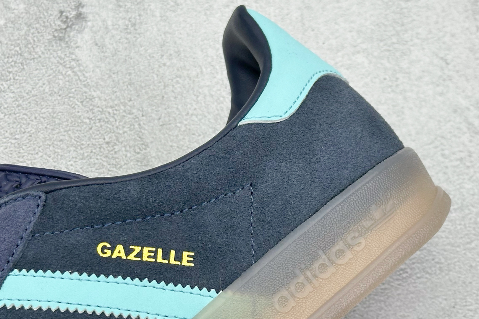  
AD Originals Gazelle Indoor 蓝色
三叶草复古休闲运动板鞋
鞋面采用皮革环