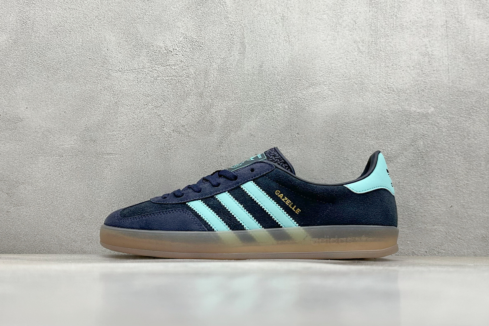  
AD Originals Gazelle Indoor 蓝色
三叶草复古休闲运动板鞋
鞋面采用皮革环