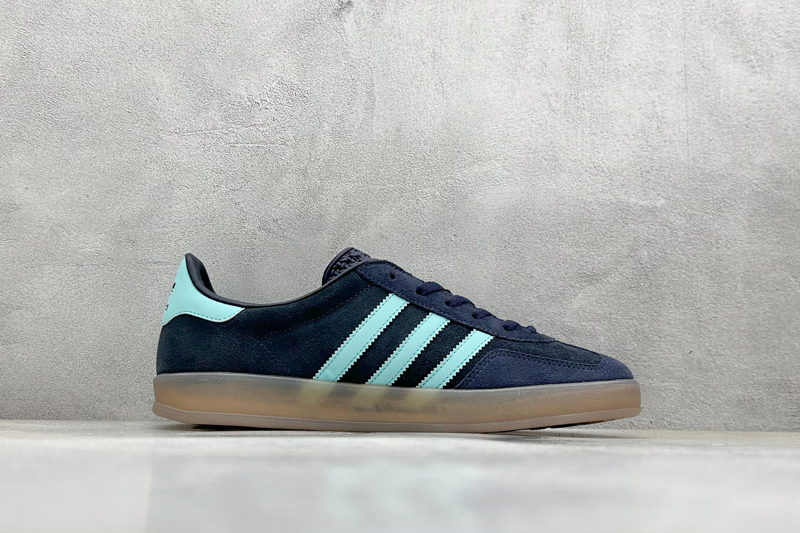  
AD Originals Gazelle Indoor 蓝色
三叶草复古休闲运动板鞋
鞋面采用皮革环