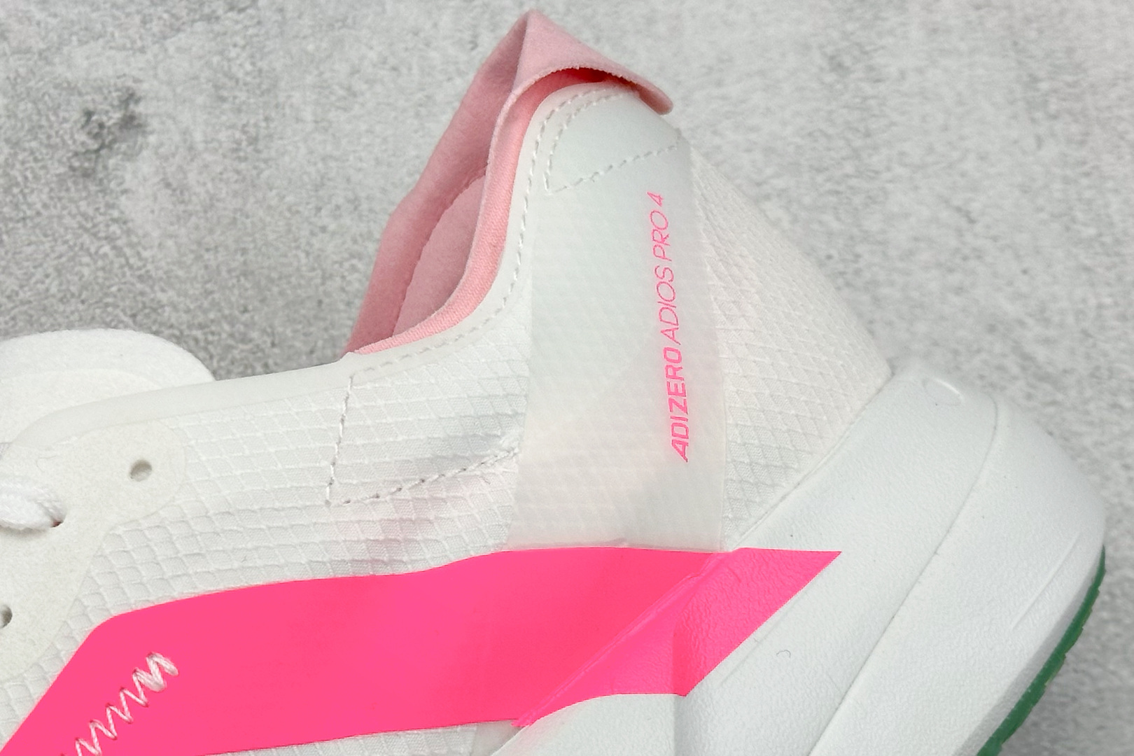 Adidas Adizero Adios 4 M
阿迪超轻透气缓震跑鞋
整体外观造型与adiZer