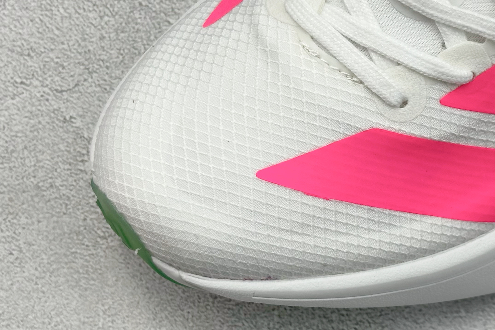 Adidas Adizero Adios 4 M
阿迪超轻透气缓震跑鞋
整体外观造型与adiZer