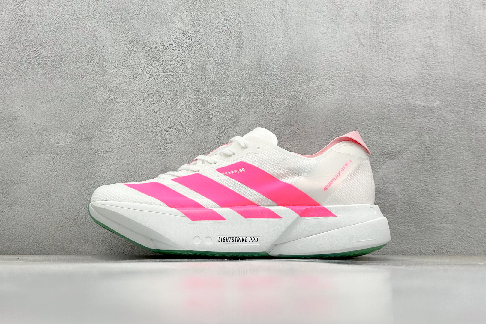Adidas Adizero Adios 4 M
阿迪超轻透气缓震跑鞋
整体外观造型与adiZer