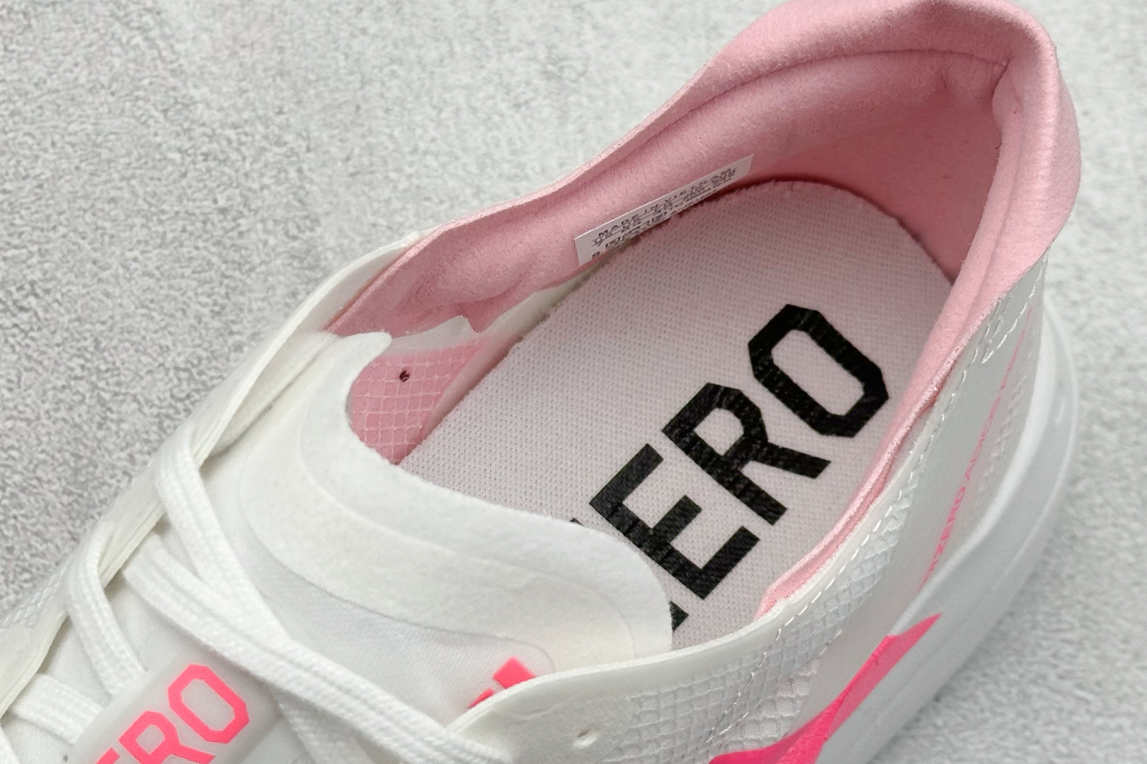 Adidas Adizero Adios 4 M
阿迪超轻透气缓震跑鞋
整体外观造型与adiZer