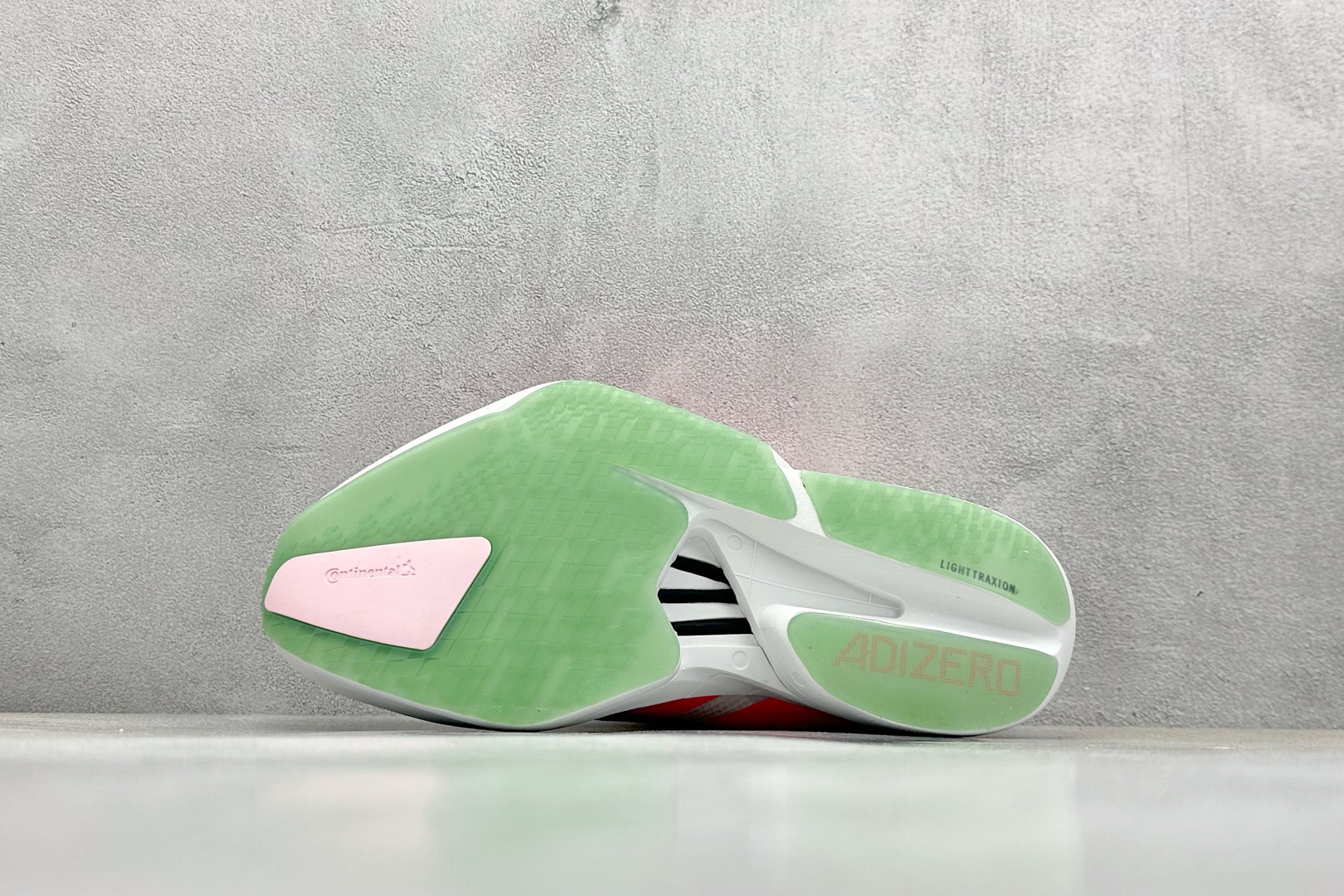 Adidas Adizero Adios 4 M
阿迪超轻透气缓震跑鞋
整体外观造型与adiZer