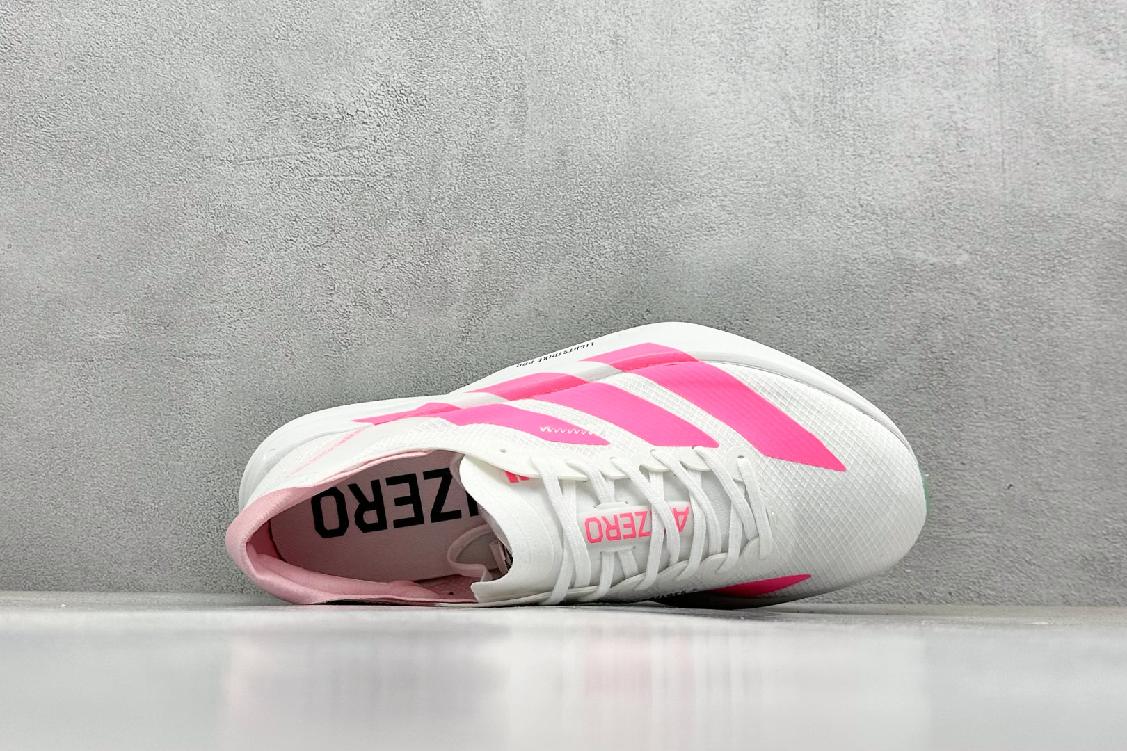 Adidas Adizero Adios 4 M
阿迪超轻透气缓震跑鞋
整体外观造型与adiZer