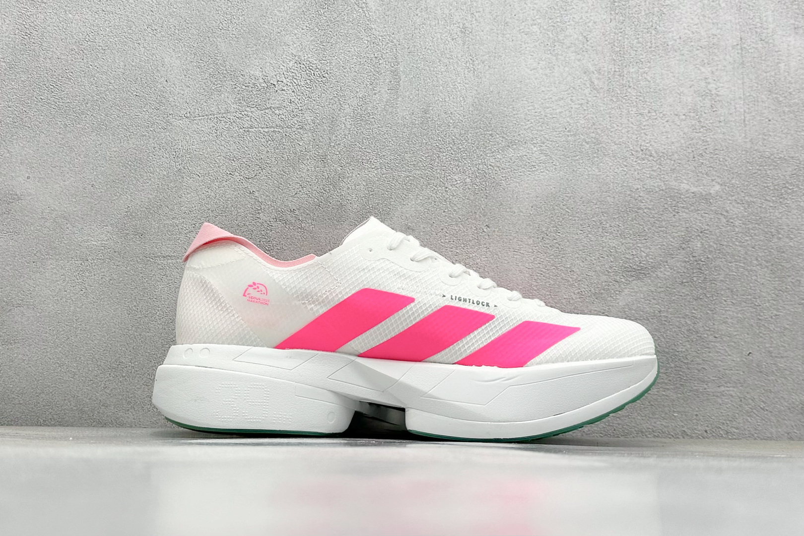 Adidas Adizero Adios 4 M
阿迪超轻透气缓震跑鞋
整体外观造型与adiZer