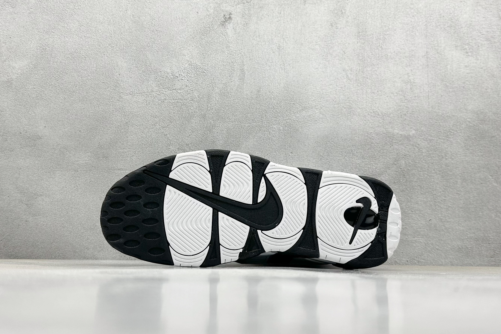  
NK Air More Uptempo ’96 OG 皮蓬大AIR复古篮球鞋
以流行于街头的涂鸦文化