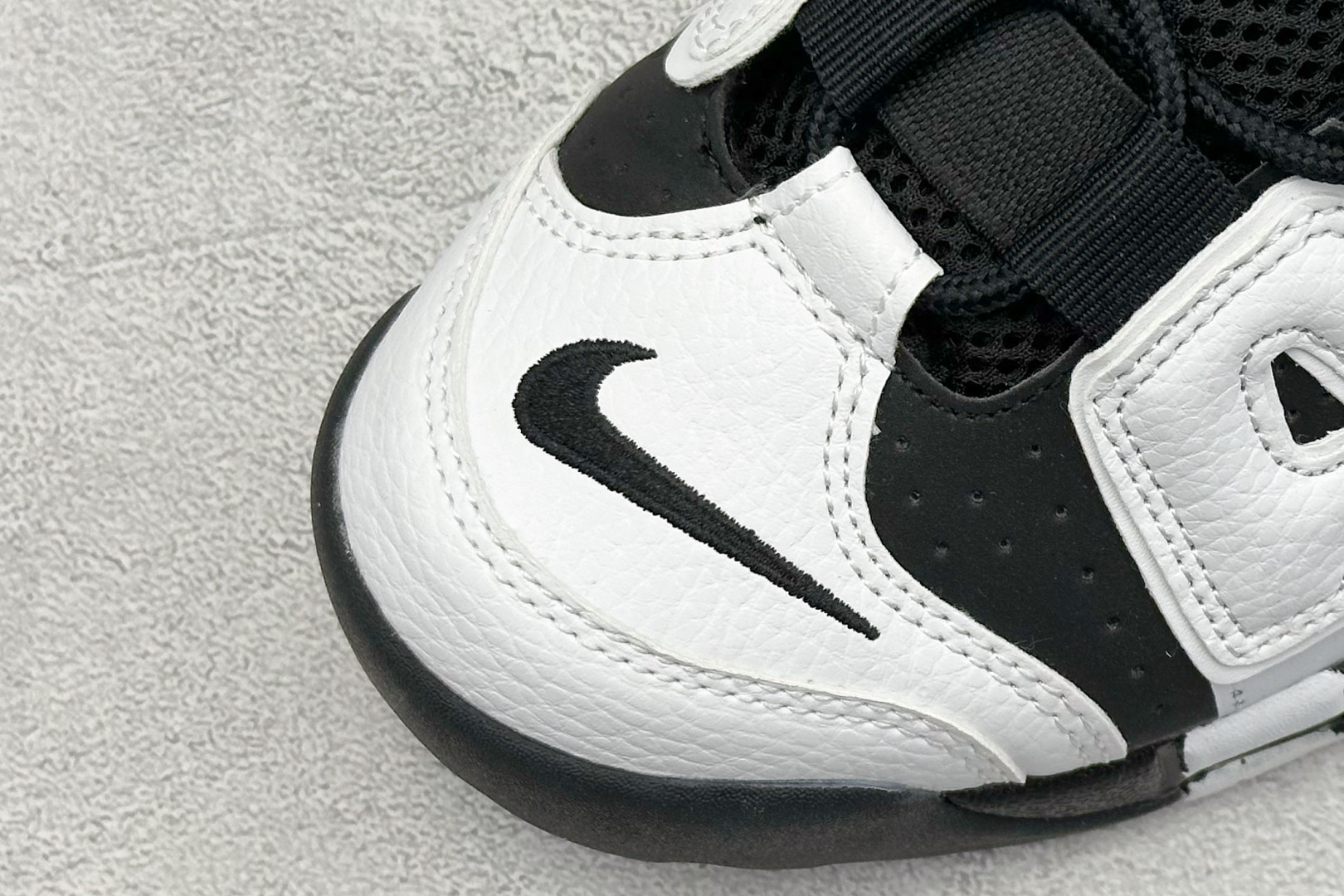  
NK Air More Uptempo ’96 OG 皮蓬大AIR复古篮球鞋
以流行于街头的涂鸦文化