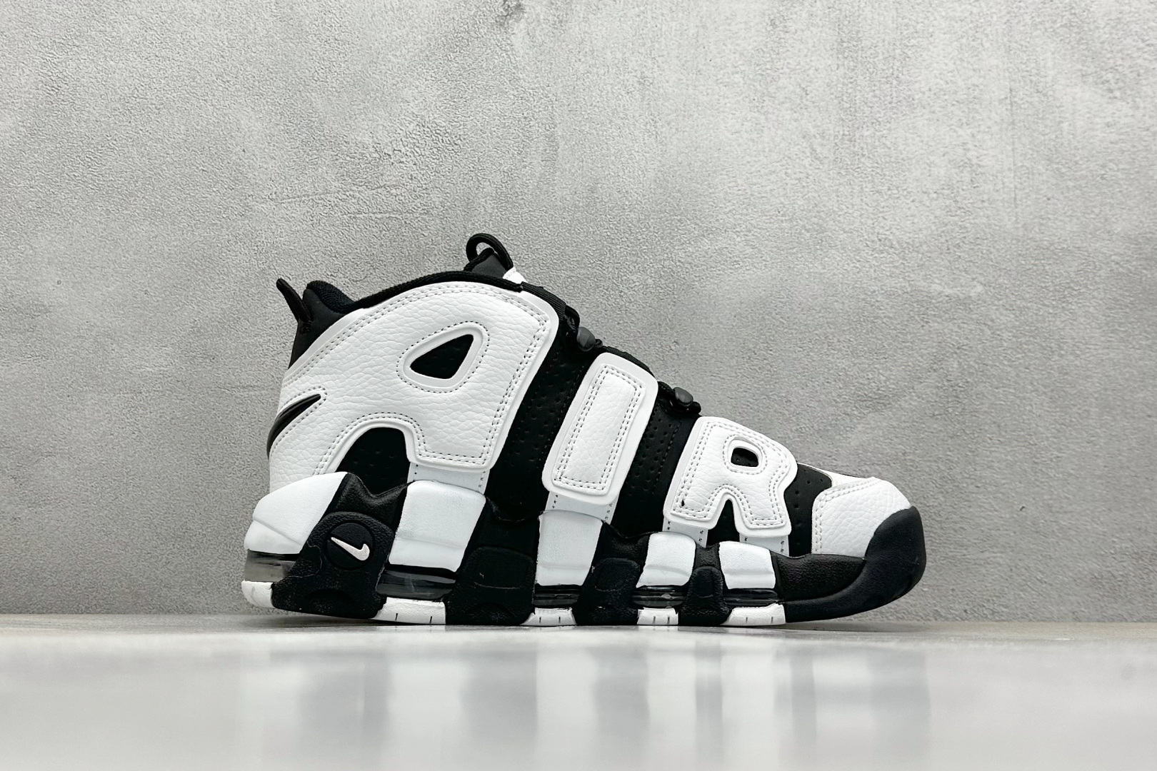 
NK Air More Uptempo ’96 OG 皮蓬大AIR复古篮球鞋
以流行于街头的涂鸦文化
