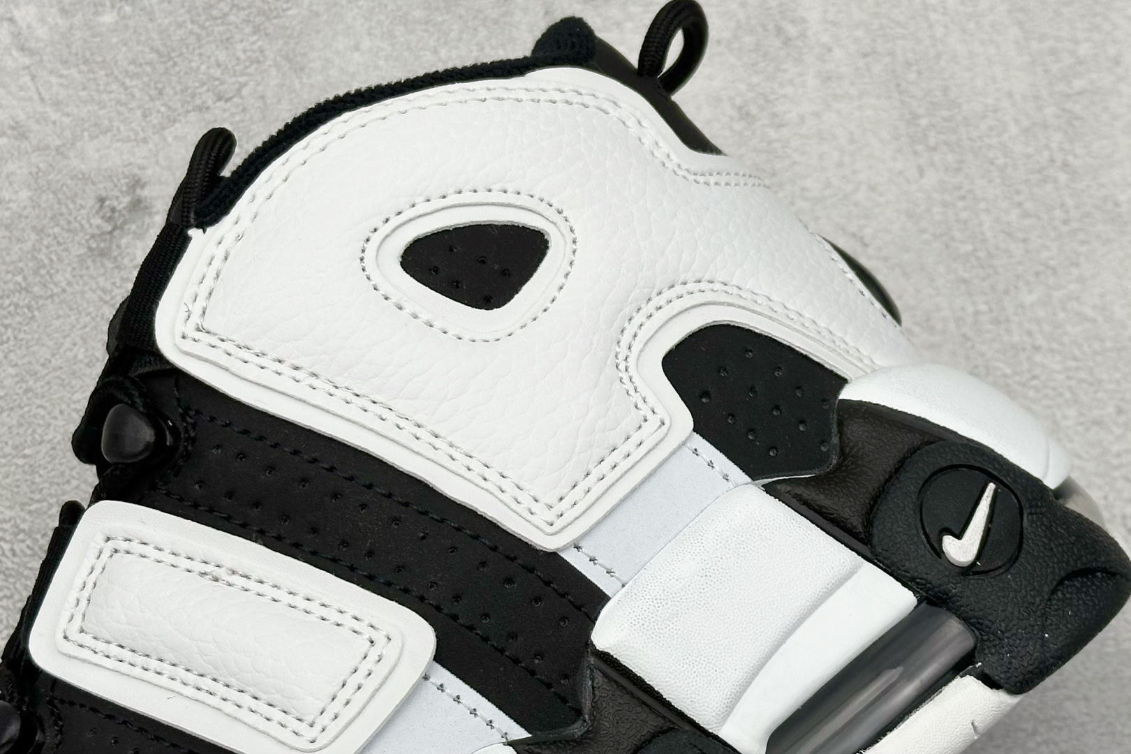  
NK Air More Uptempo ’96 OG 皮蓬大AIR复古篮球鞋
以流行于街头的涂鸦文化