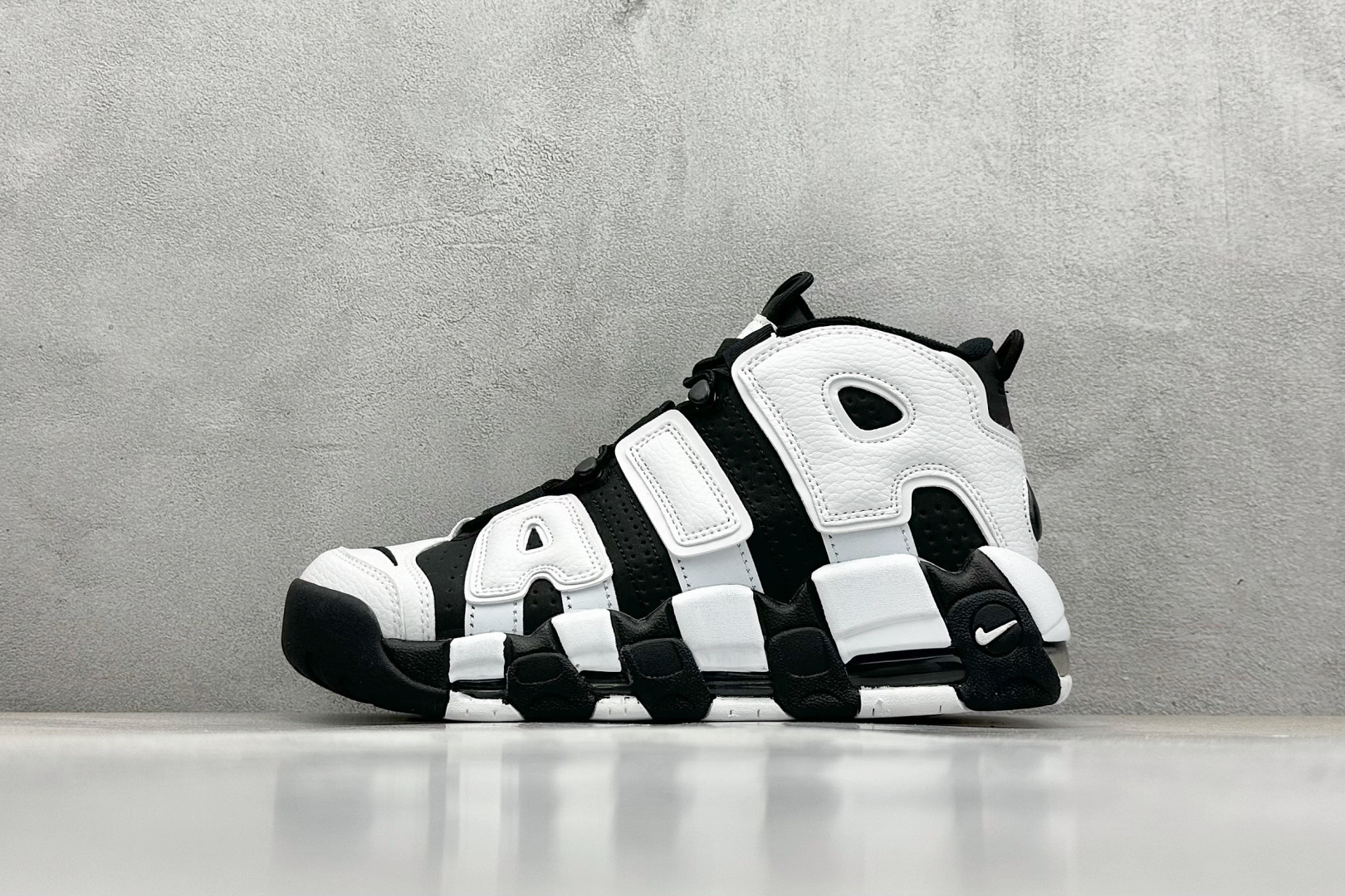  
NK Air More Uptempo ’96 OG 皮蓬大AIR复古篮球鞋
以流行于街头的涂鸦文化