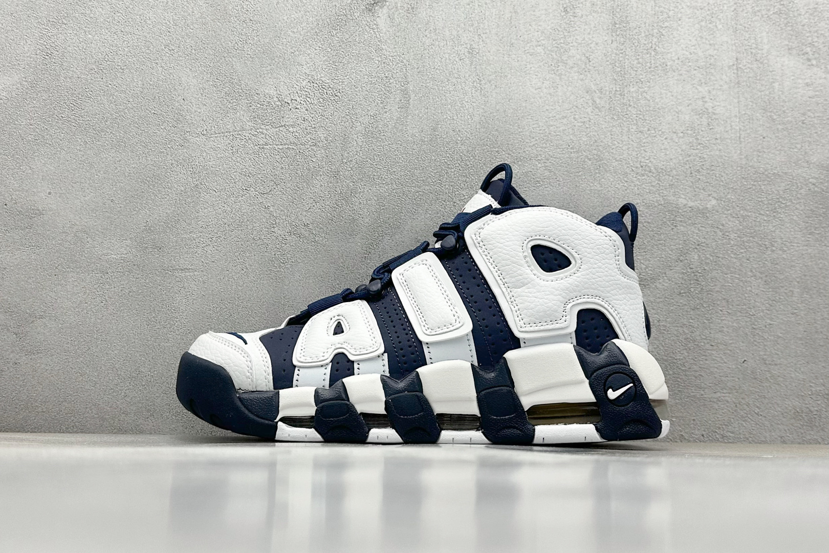  
NK Air More Uptempo ’96 OG 皮蓬大AIR复古篮球鞋
以流行于街头的涂鸦文化