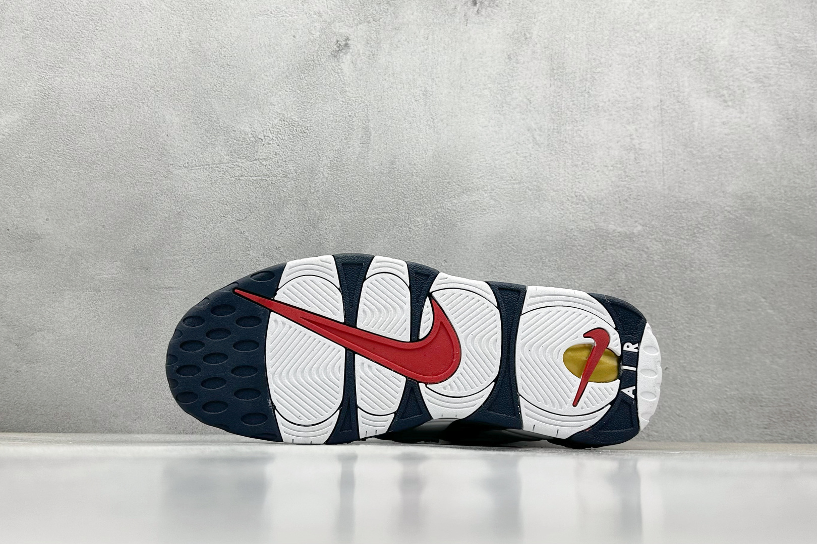  
NK Air More Uptempo ’96 OG 皮蓬大AIR复古篮球鞋
以流行于街头的涂鸦文化