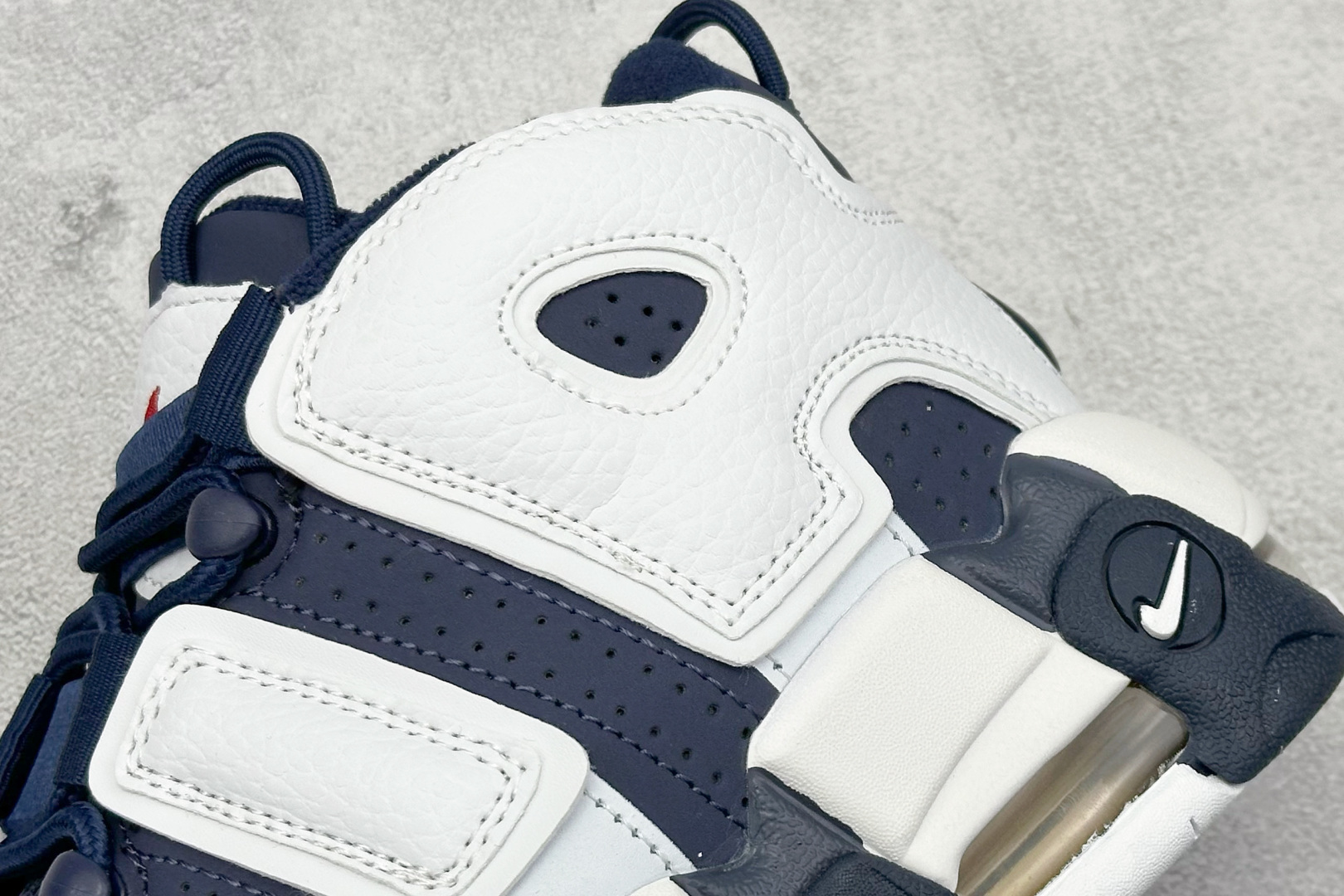  
NK Air More Uptempo ’96 OG 皮蓬大AIR复古篮球鞋
以流行于街头的涂鸦文化