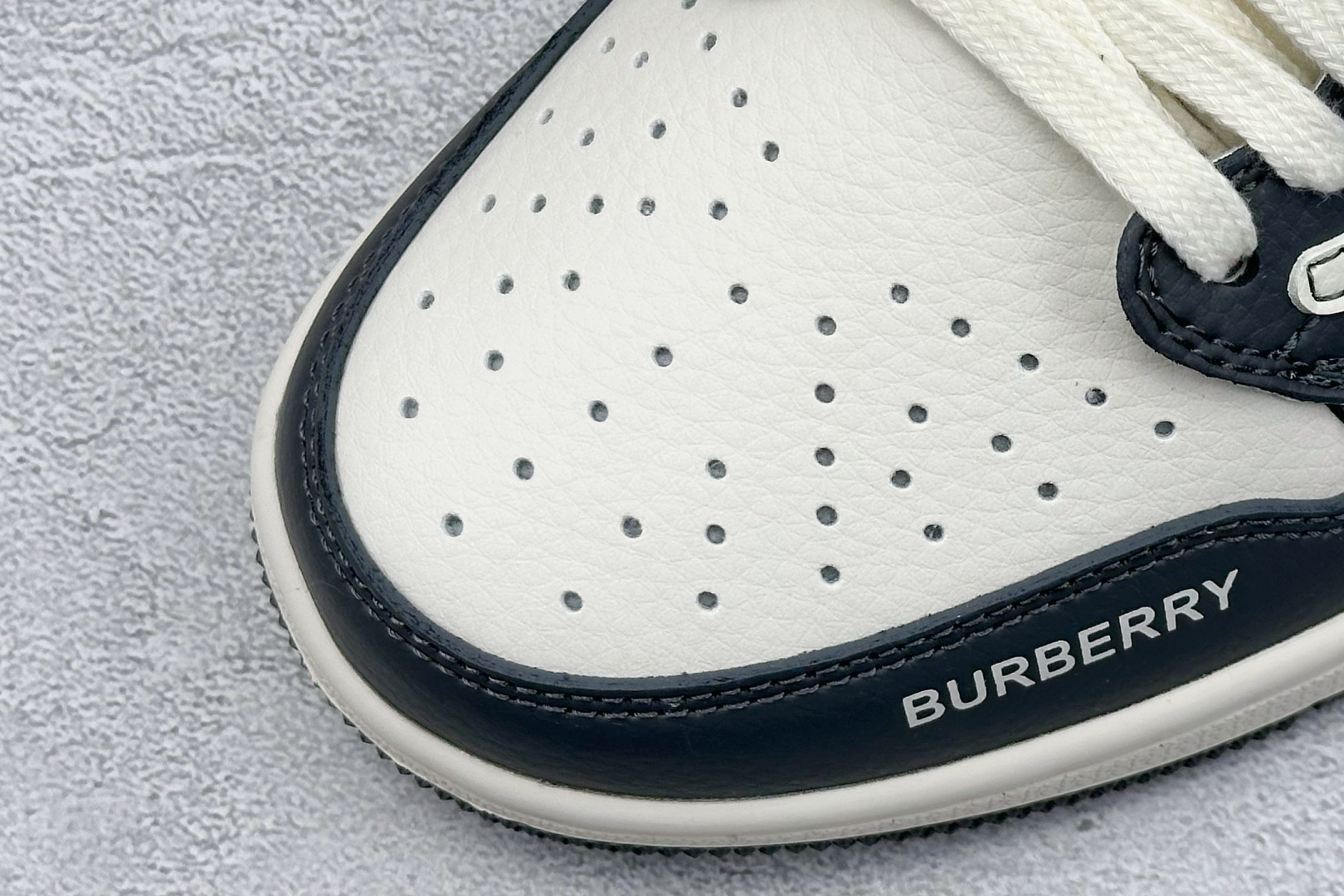 Travis Scott x Nike Air Jordan 1 Low x BURBERRY 白黑