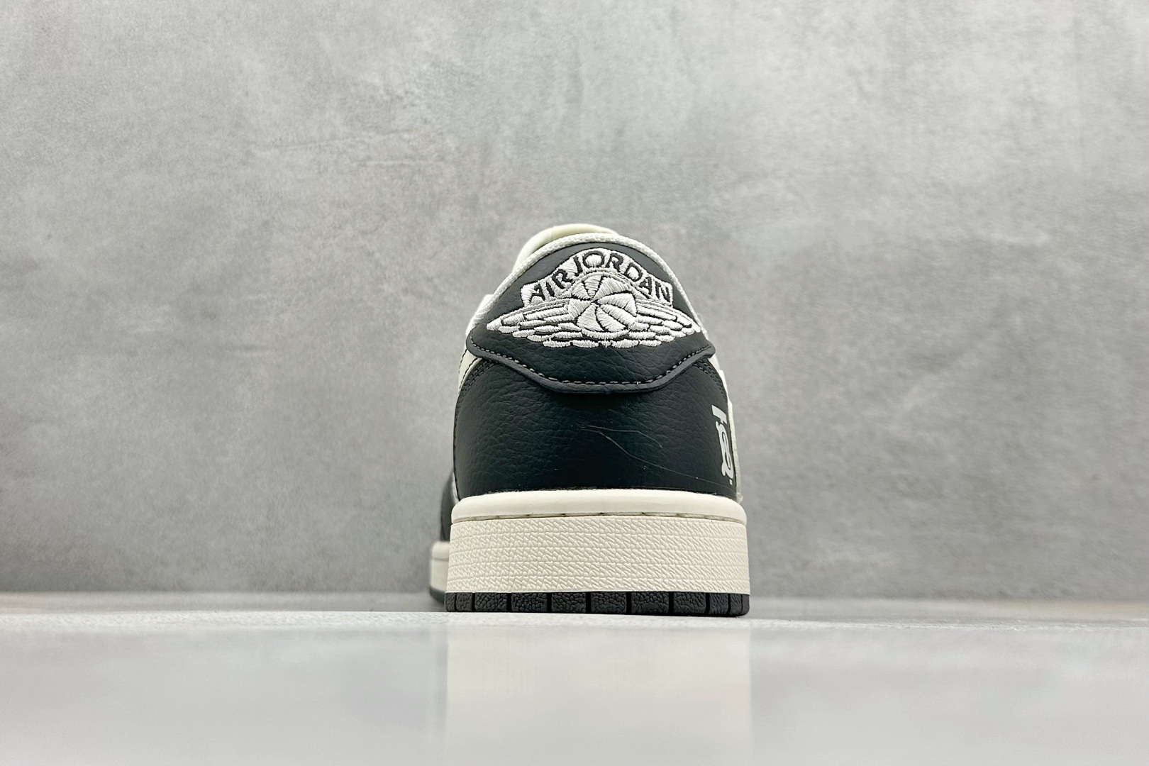 Travis Scott x Nike Air Jordan 1 Low x BURBERRY 白黑