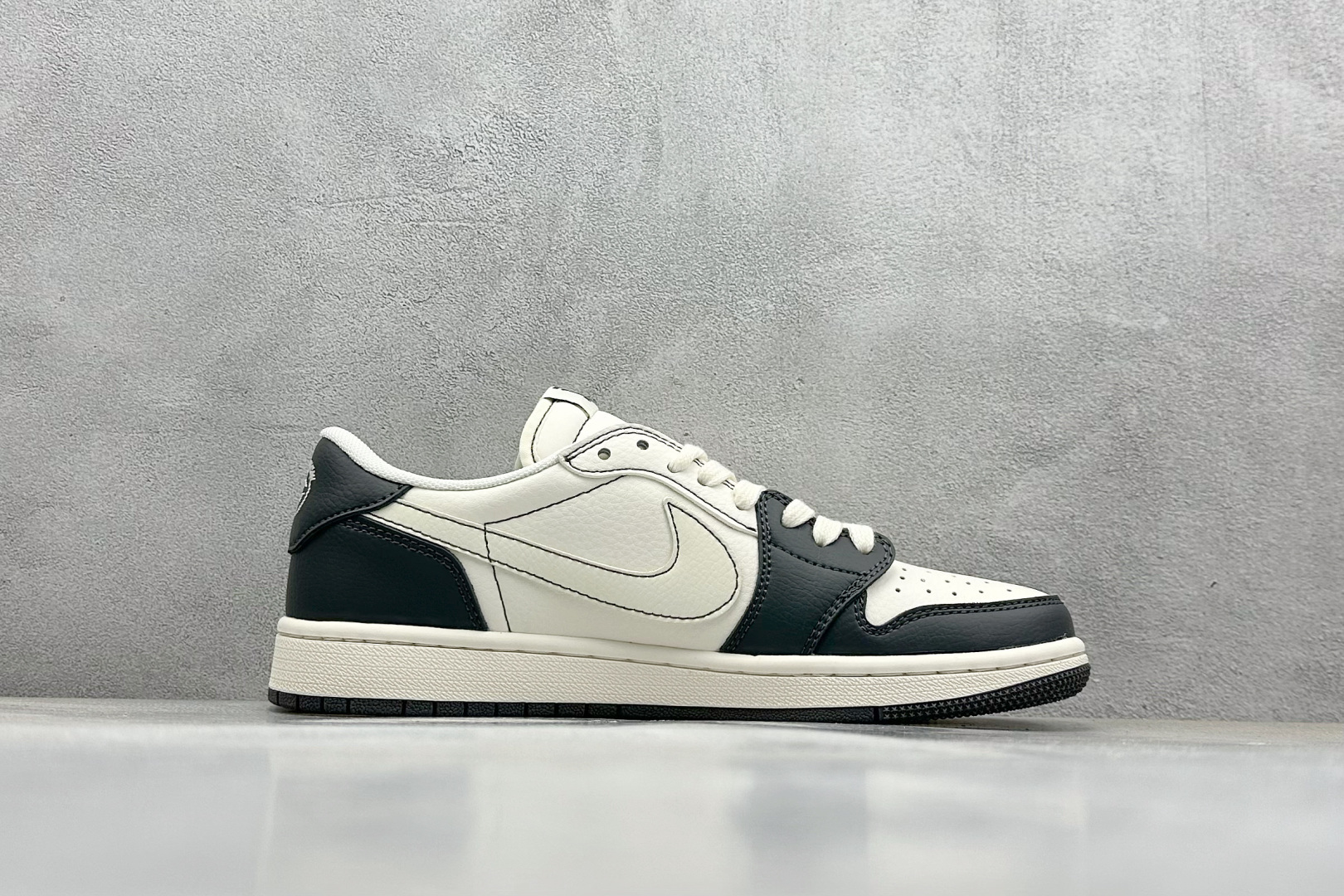 Travis Scott x Nike Air Jordan 1 Low x BURBERRY 白黑