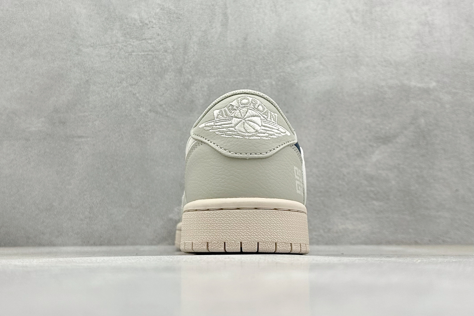 Travis Scott x Nike Air Jordan 1 Low x GIVENCHY 米蓝