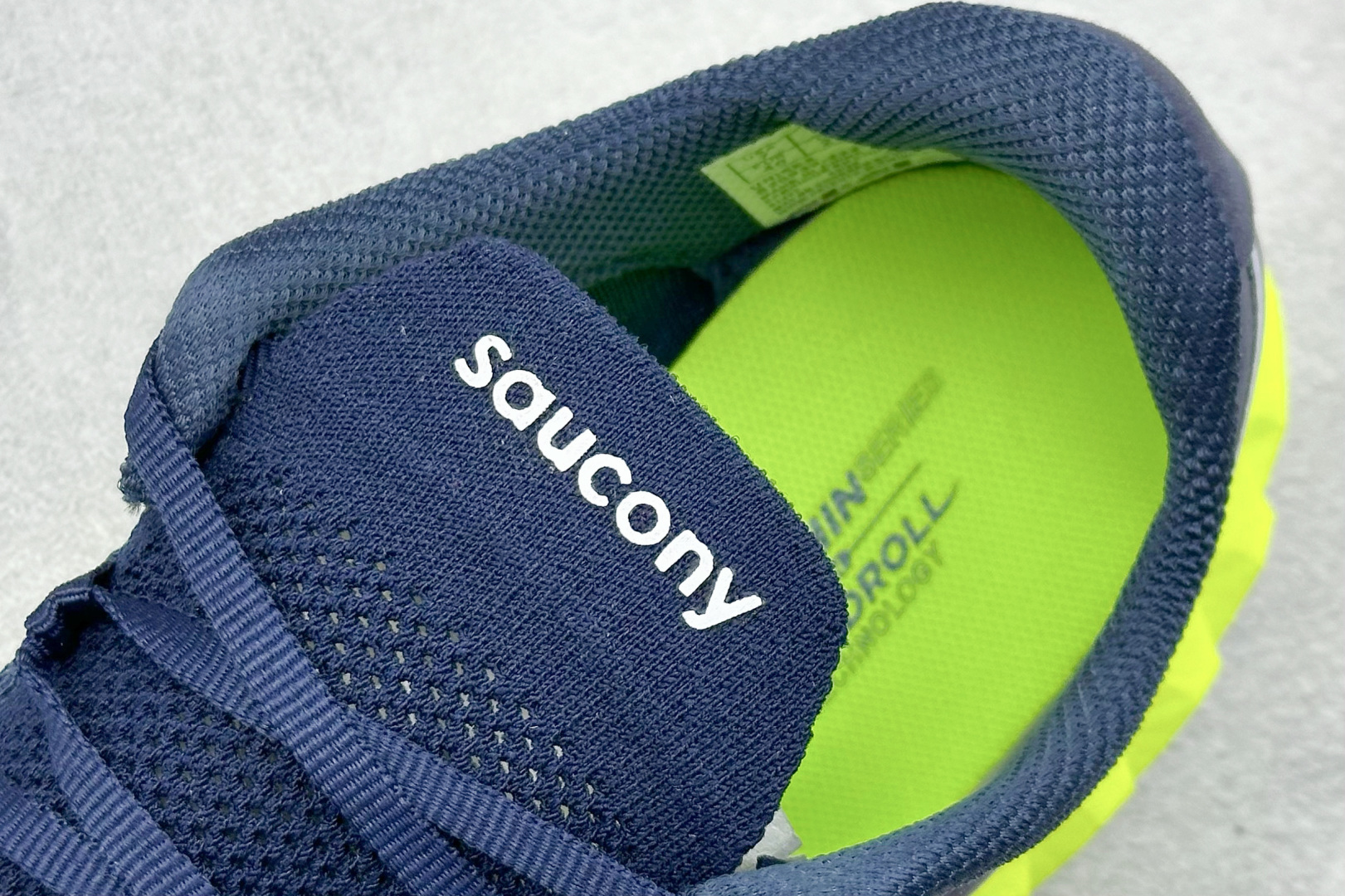 终端放店
YB版 Saucony Triumph PRO 4 旗舰级缓震型跑鞋
更换板材PWRRUN