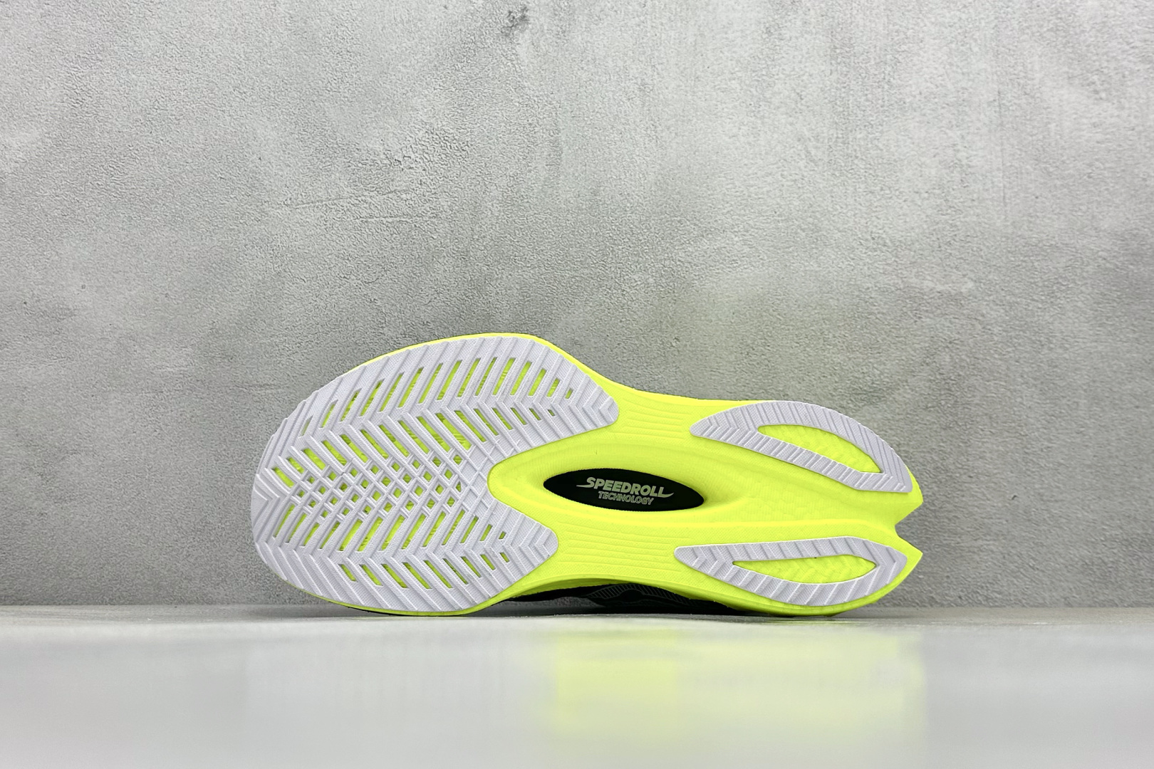 终端放店
YB版 Saucony Triumph PRO 4 旗舰级缓震型跑鞋
更换板材PWRRUN