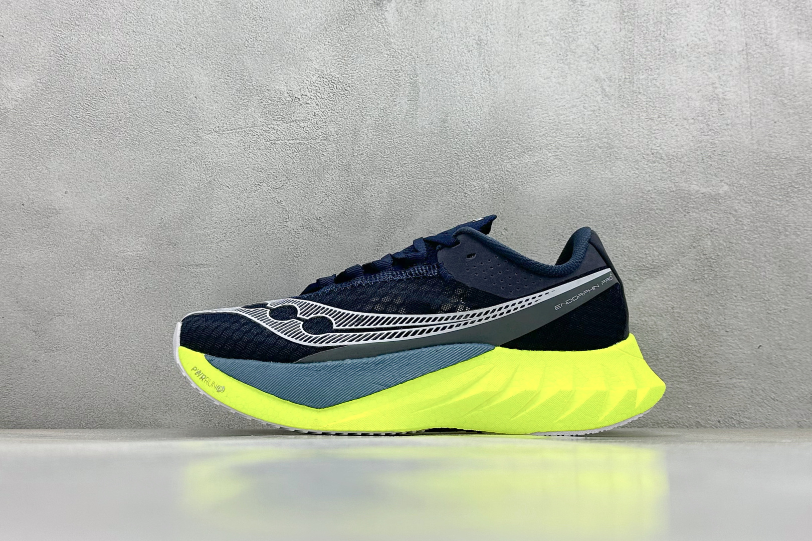 终端放店
YB版 Saucony Triumph PRO 4 旗舰级缓震型跑鞋
更换板材PWRRUN