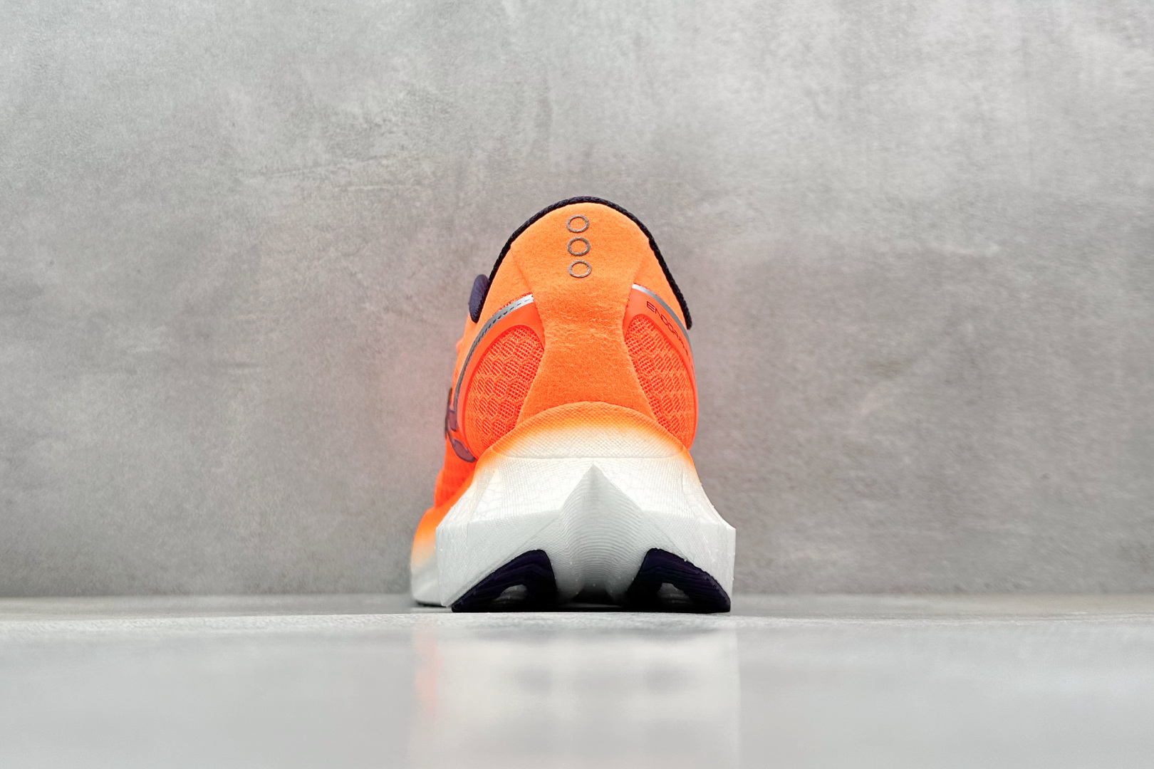 终端放店
YB版 Saucony Triumph PRO 4 旗舰级缓震型跑鞋
更换板材PWRRUN