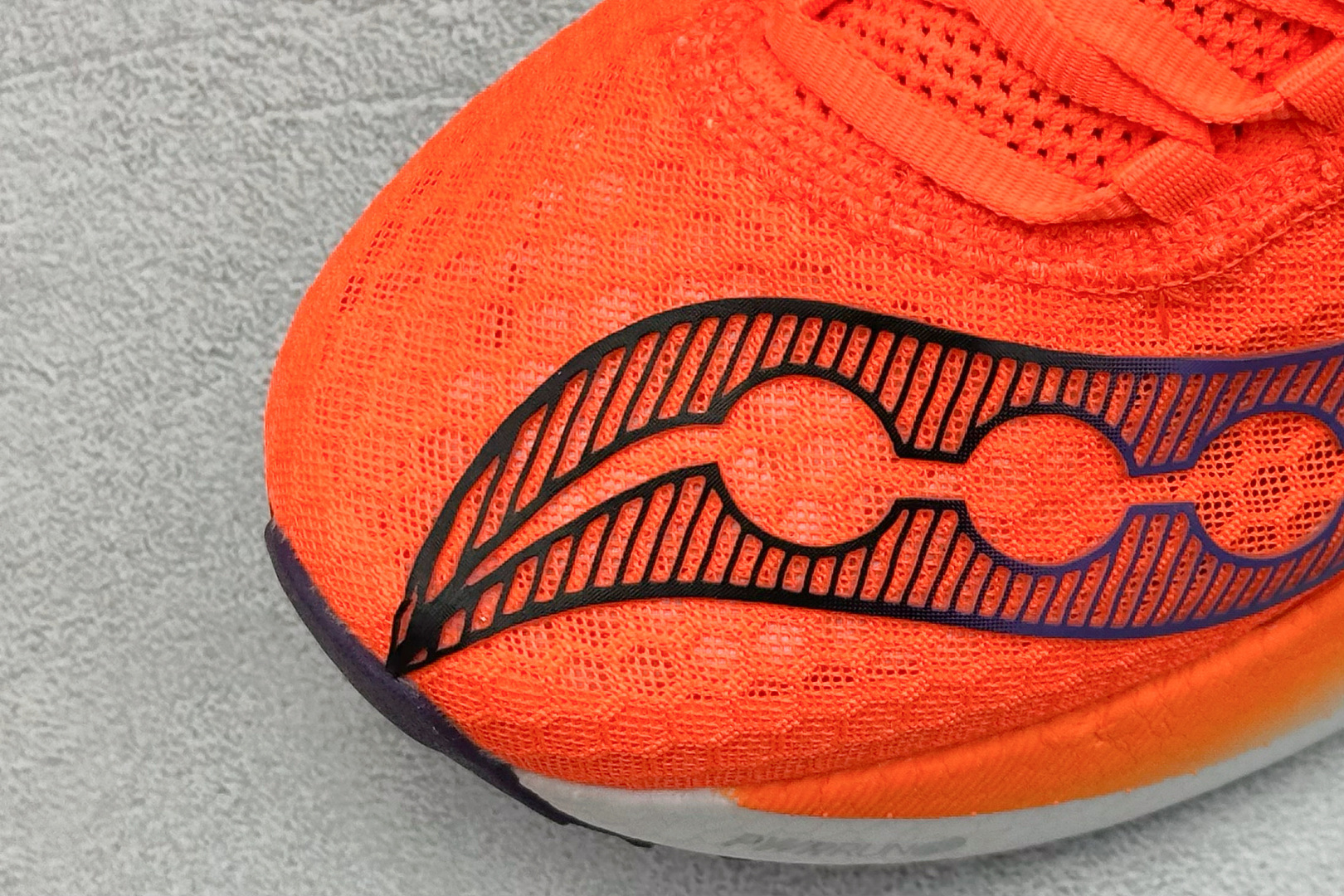 终端放店
YB版 Saucony Triumph PRO 4 旗舰级缓震型跑鞋
更换板材PWRRUN