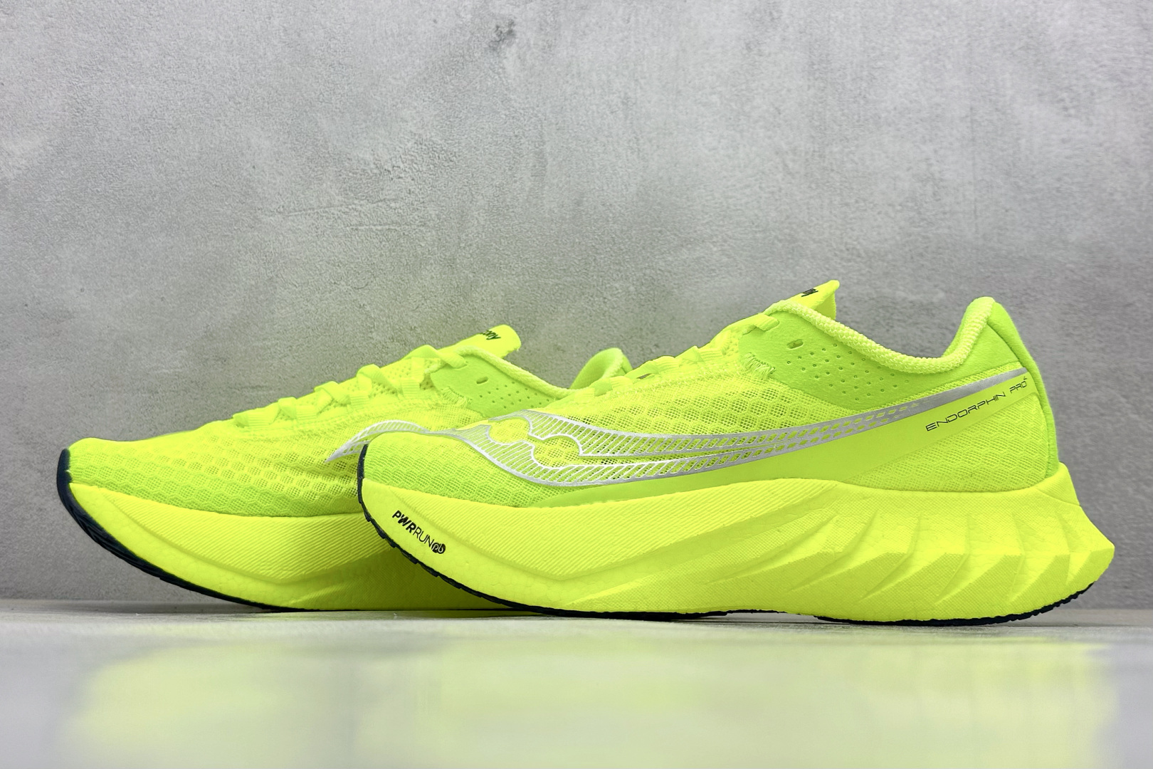 终端放店
YB版 Saucony Triumph PRO 4 旗舰级缓震型跑鞋
更换板材PWRRUN