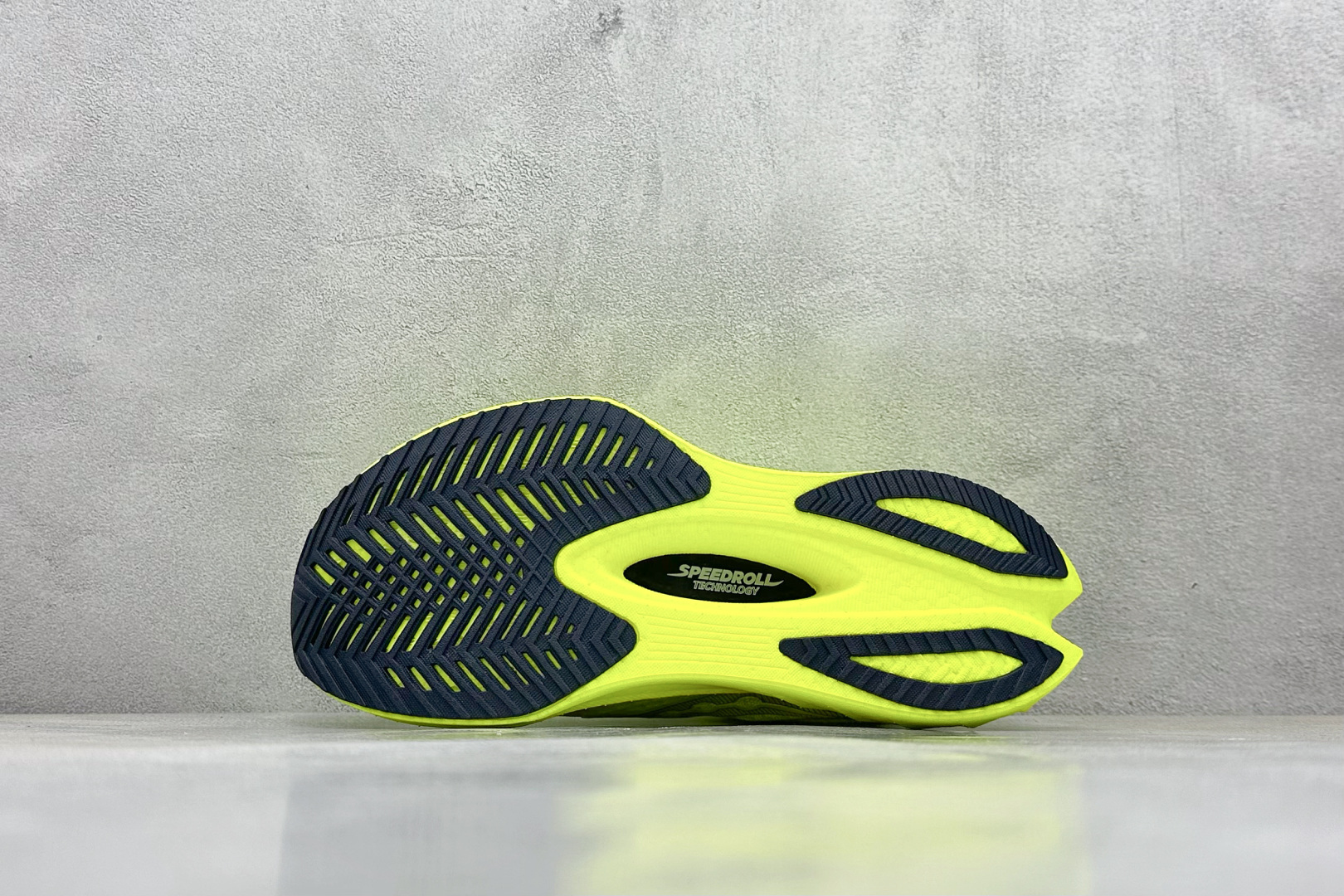 终端放店
YB版 Saucony Triumph PRO 4 旗舰级缓震型跑鞋
更换板材PWRRUN