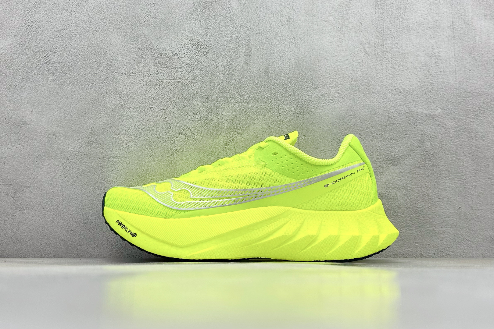 终端放店
YB版 Saucony Triumph PRO 4 旗舰级缓震型跑鞋
更换板材PWRRUN