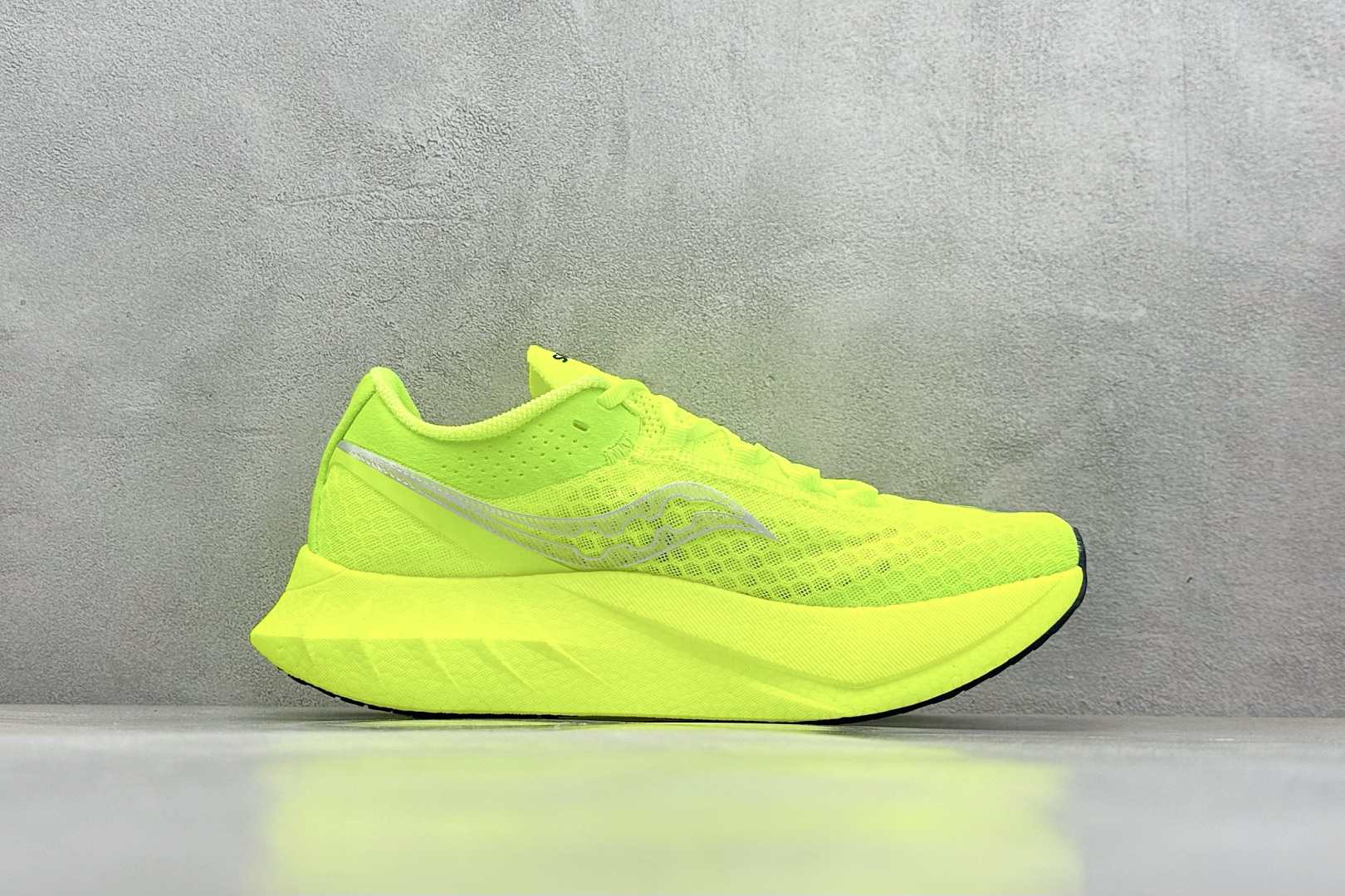 终端放店
YB版 Saucony Triumph PRO 4 旗舰级缓震型跑鞋
更换板材PWRRUN