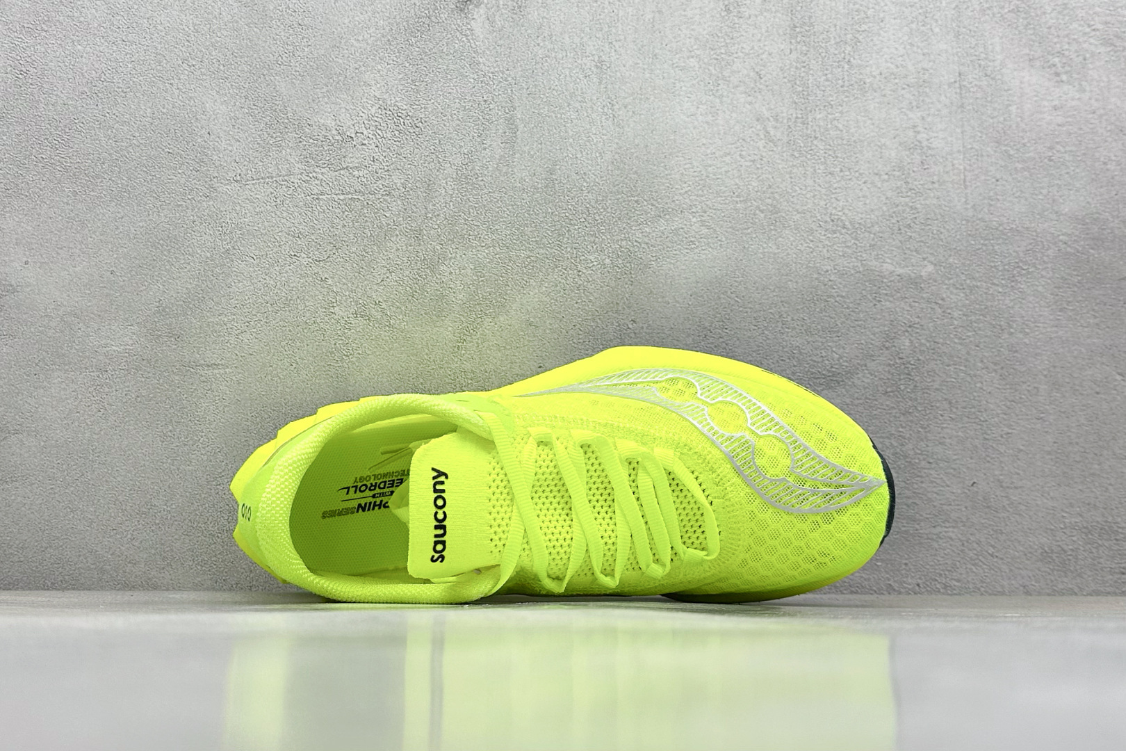 终端放店
YB版 Saucony Triumph PRO 4 旗舰级缓震型跑鞋
更换板材PWRRUN