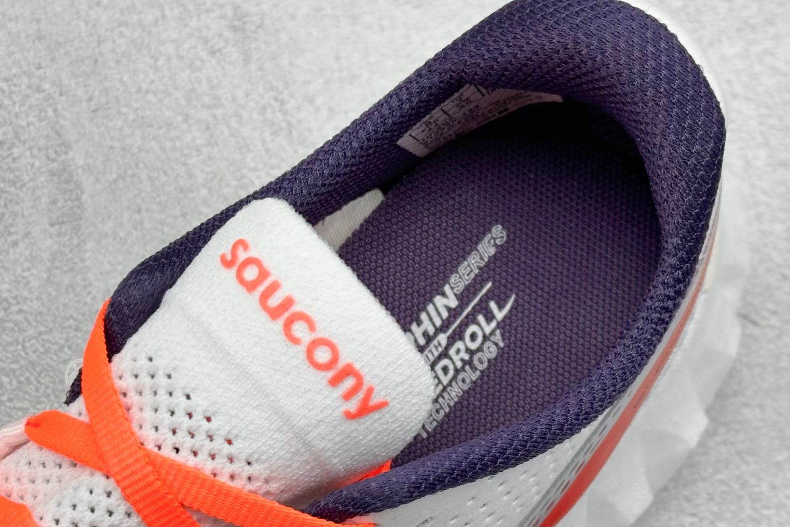 终端放店
YB版 Saucony Triumph PRO 4 旗舰级缓震型跑鞋
更换板材PWRRUN