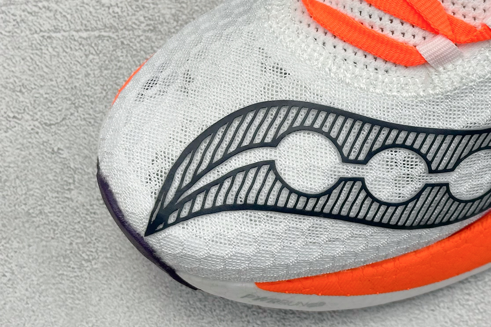 终端放店
YB版 Saucony Triumph PRO 4 旗舰级缓震型跑鞋
更换板材PWRRUN
