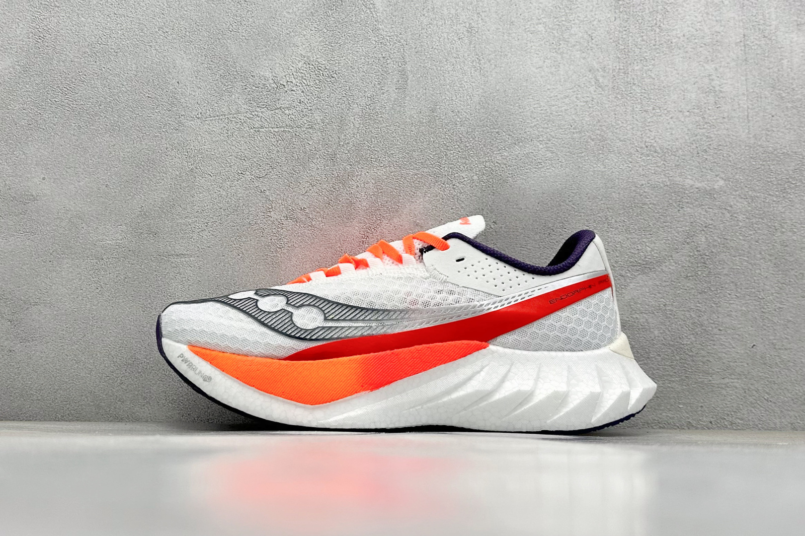 终端放店
YB版 Saucony Triumph PRO 4 旗舰级缓震型跑鞋
更换板材PWRRUN