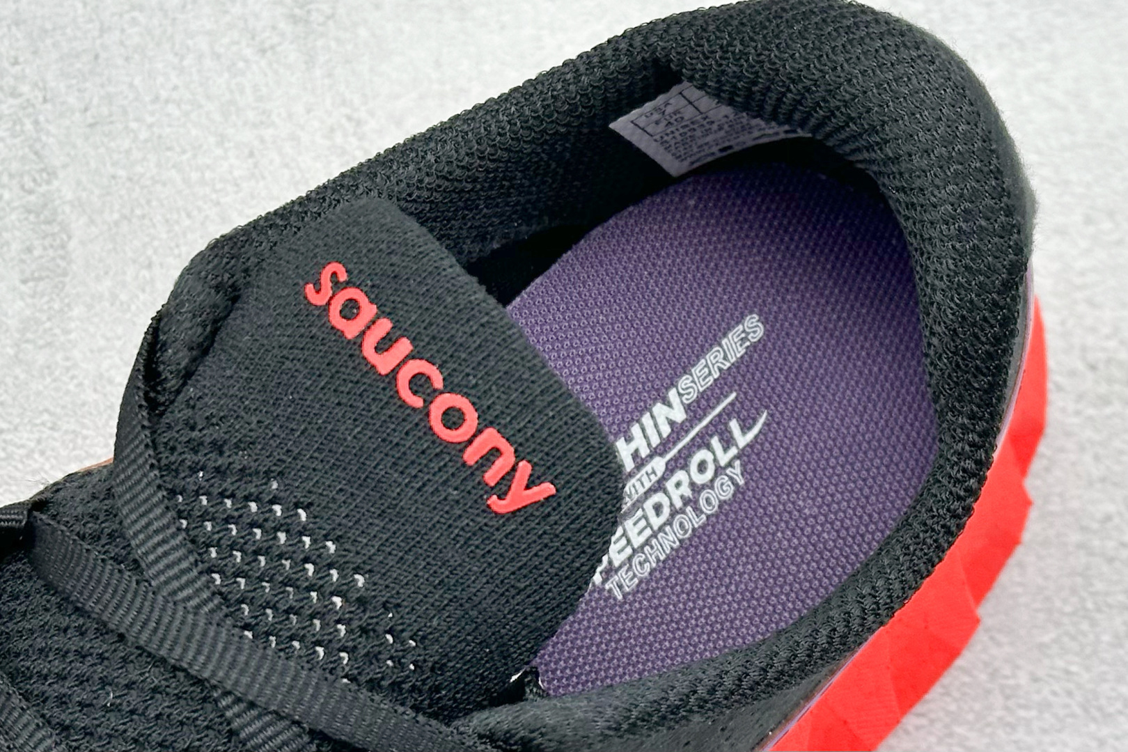 终端放店
YB版 Saucony Triumph PRO 4 旗舰级缓震型跑鞋
更换板材PWRRUN