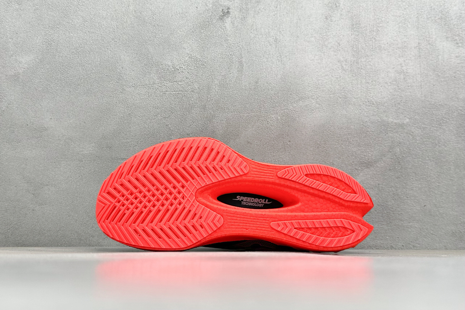 终端放店
YB版 Saucony Triumph PRO 4 旗舰级缓震型跑鞋
更换板材PWRRUN