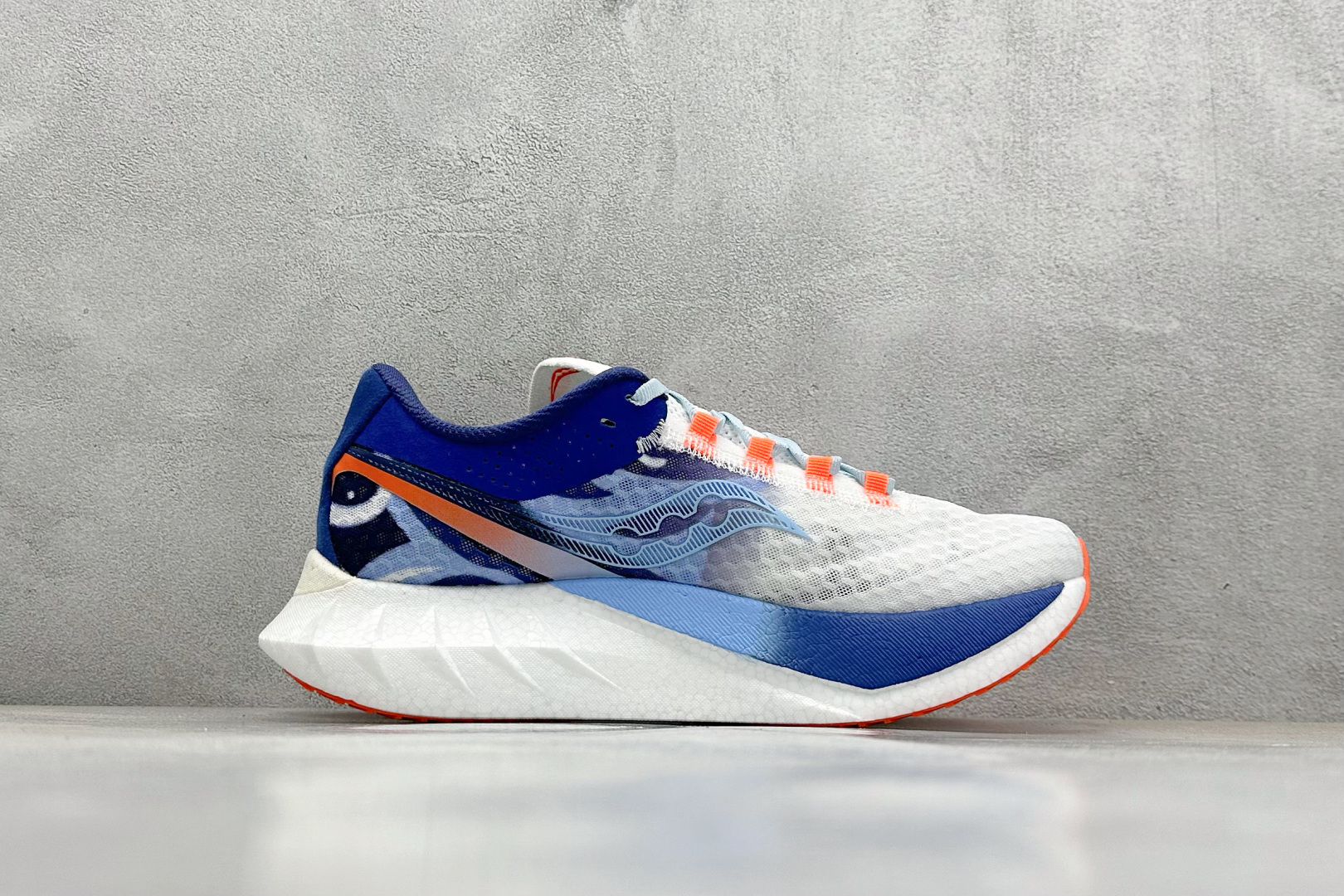 终端放店
YB版 Saucony Triumph PRO 4 旗舰级缓震型跑鞋
更换板材PWRRUN