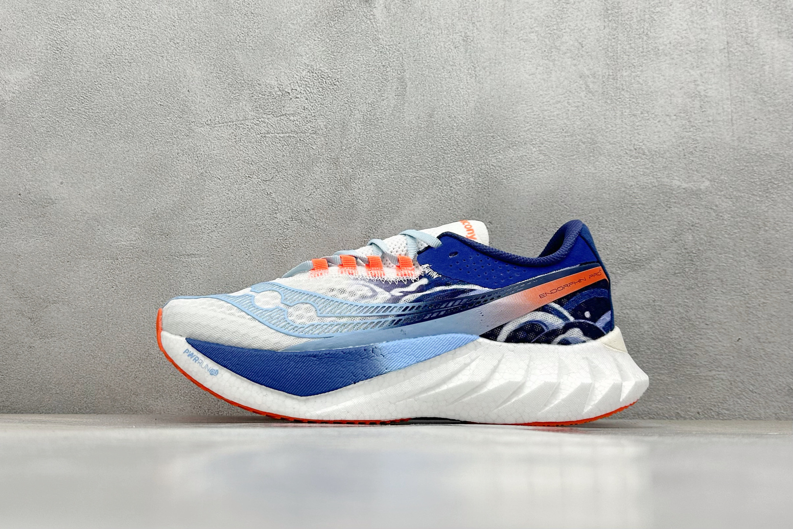 终端放店
YB版 Saucony Triumph PRO 4 旗舰级缓震型跑鞋
更换板材PWRRUN