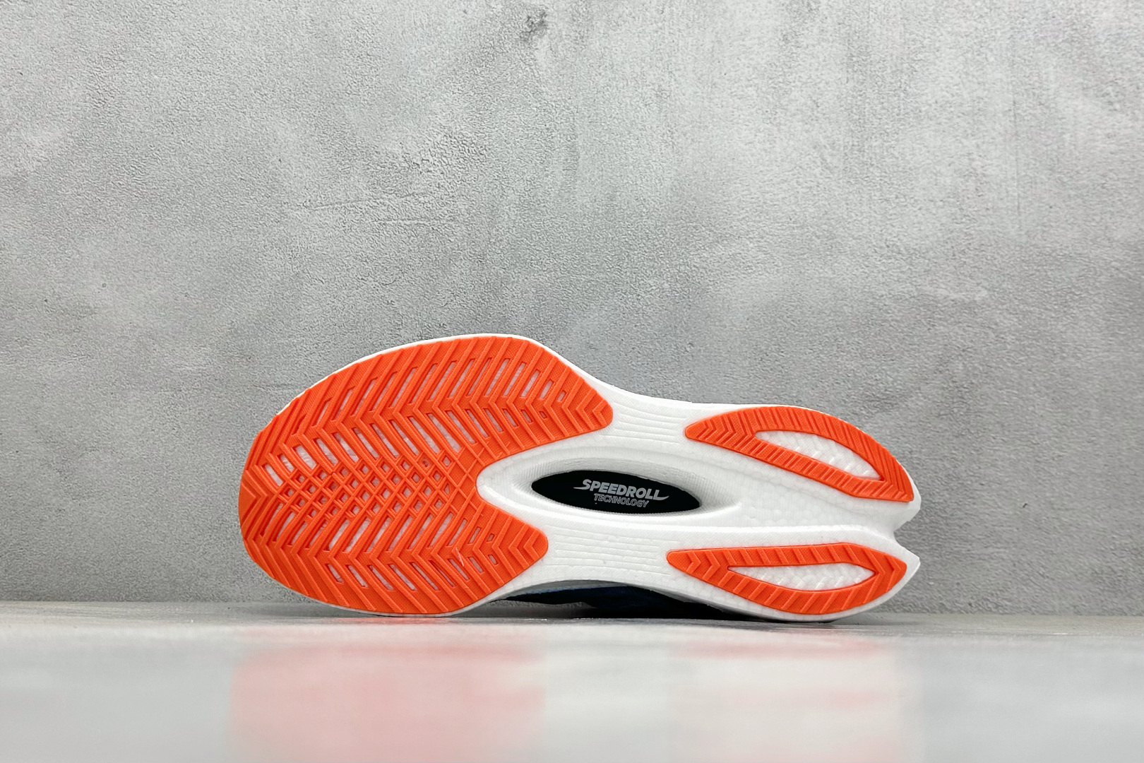 终端放店
YB版 Saucony Triumph PRO 4 旗舰级缓震型跑鞋
更换板材PWRRUN