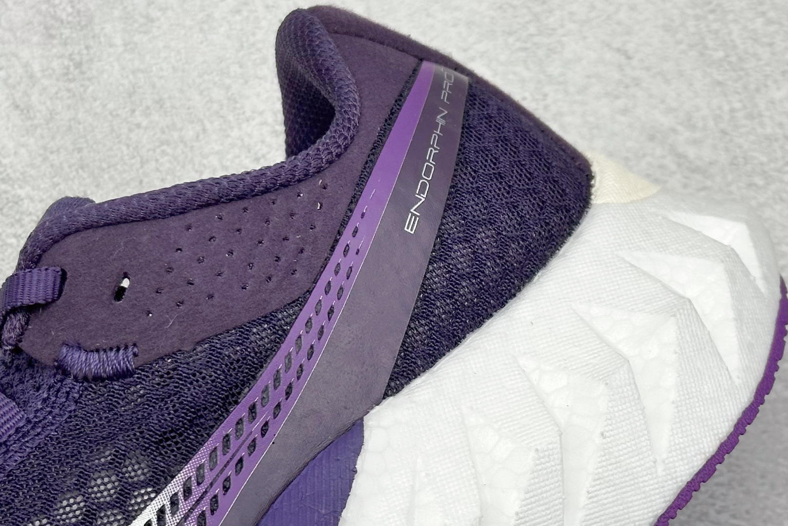 终端放店
YB版 Saucony Triumph PRO 4 旗舰级缓震型跑鞋
更换板材PWRRUN
