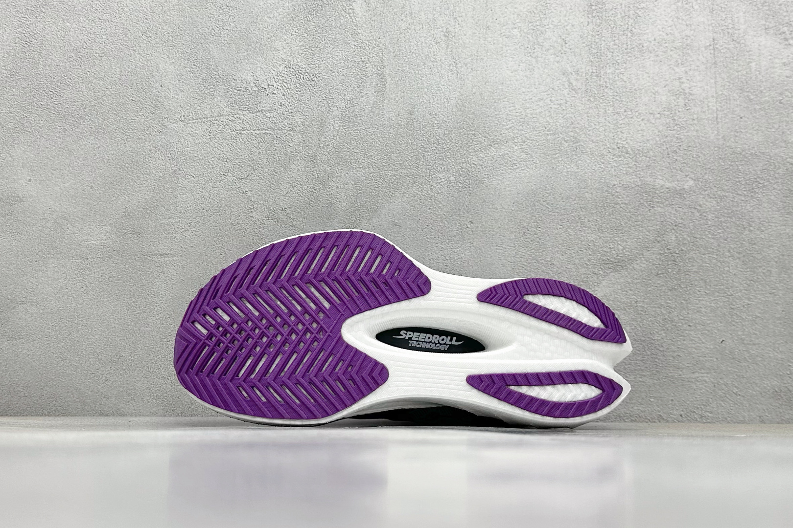 终端放店
YB版 Saucony Triumph PRO 4 旗舰级缓震型跑鞋
更换板材PWRRUN