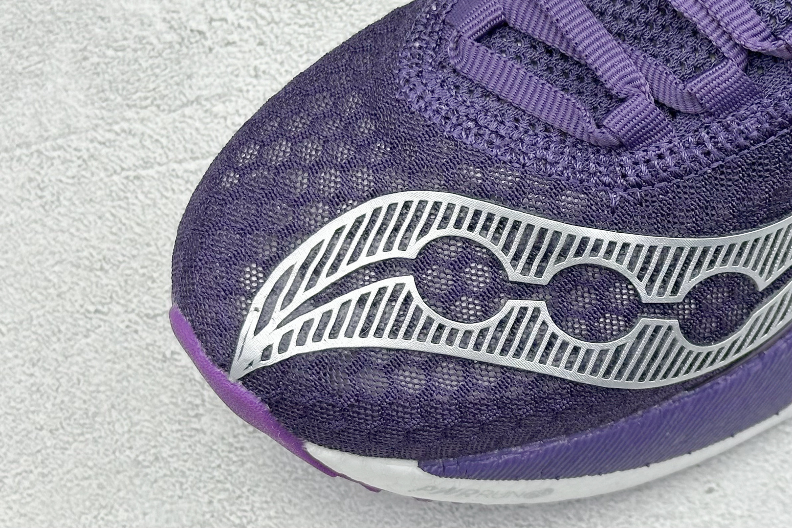 终端放店
YB版 Saucony Triumph PRO 4 旗舰级缓震型跑鞋
更换板材PWRRUN