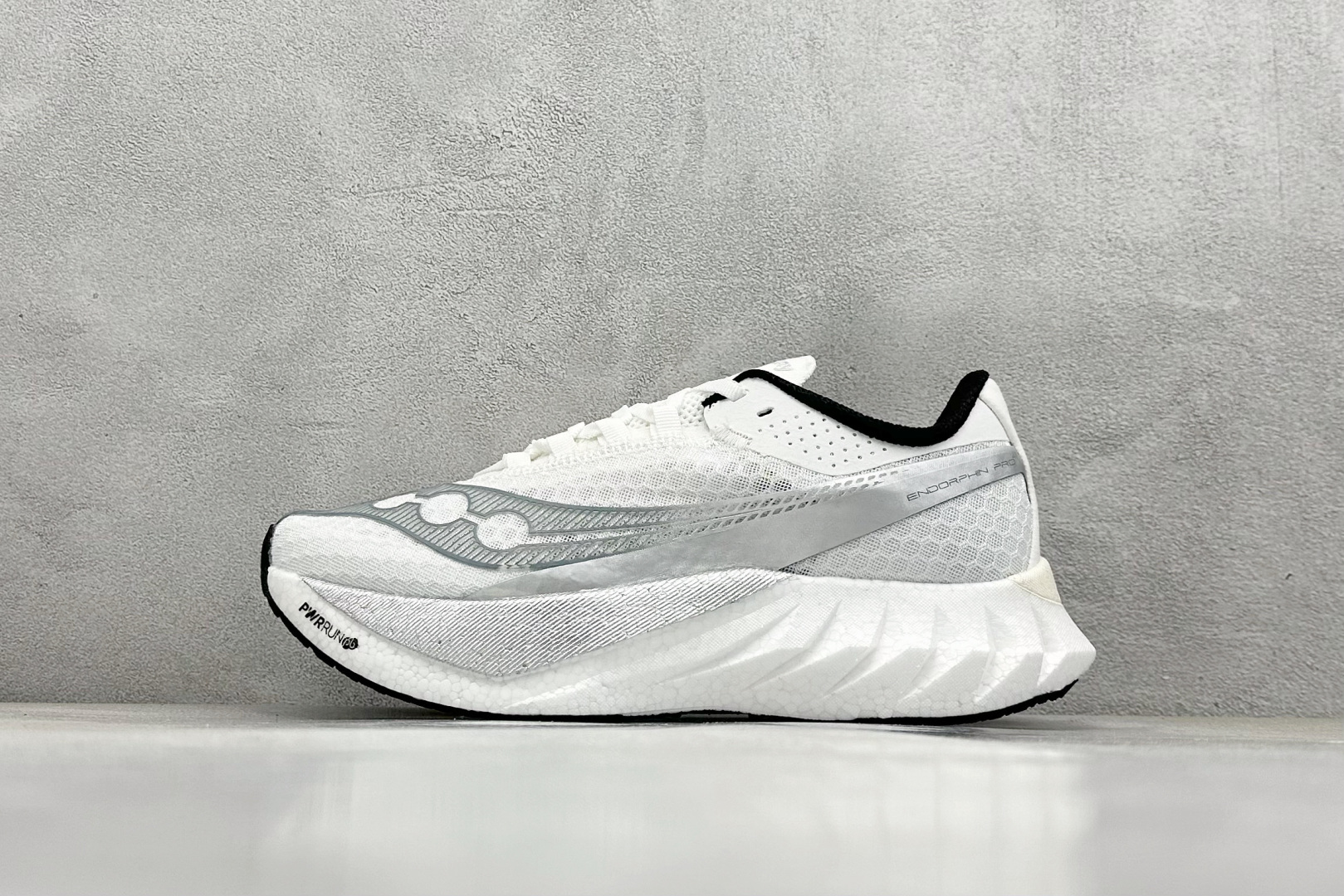 终端放店
YB版 Saucony Triumph PRO 4 旗舰级缓震型跑鞋
更换板材PWRRUN