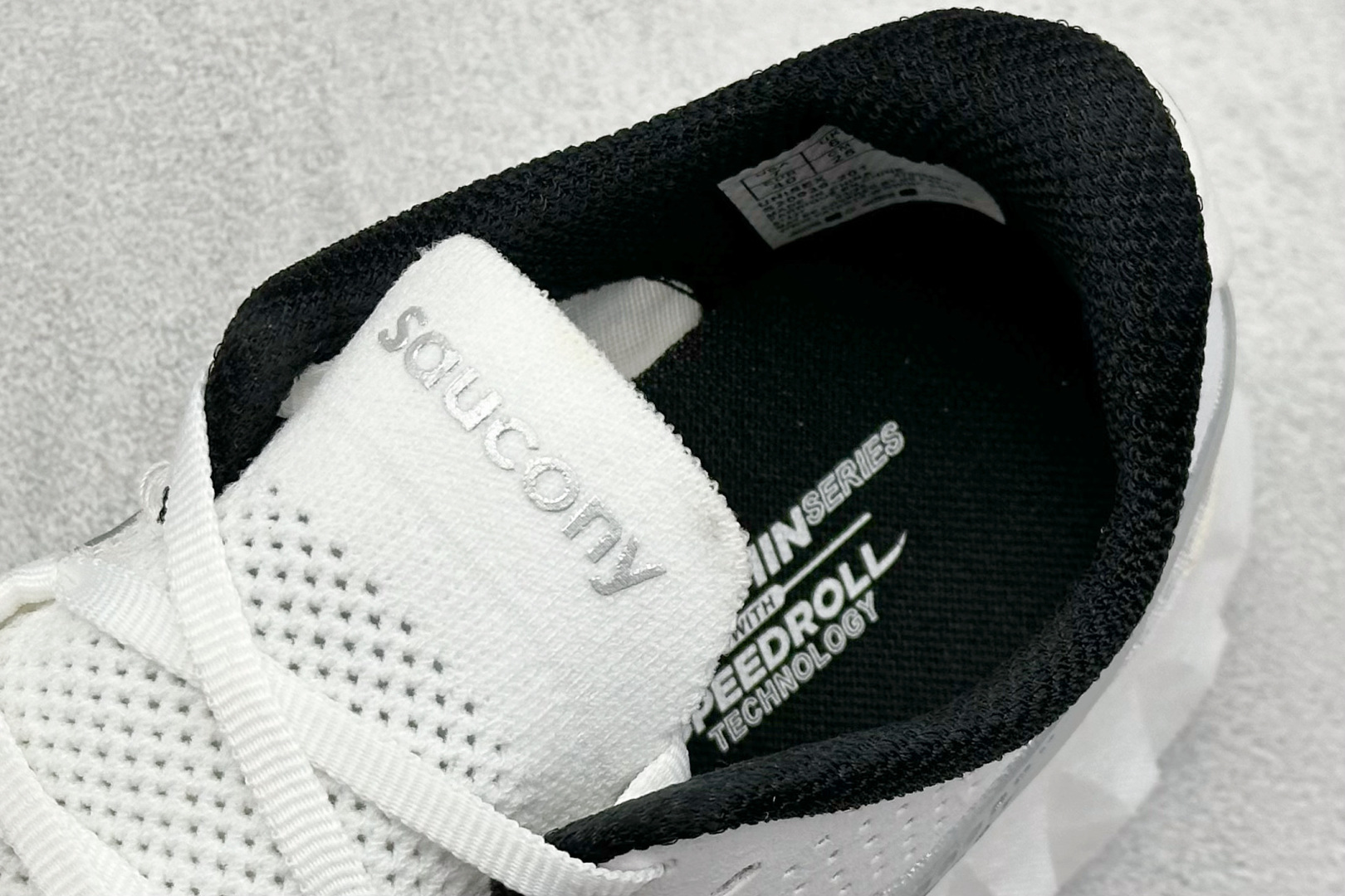 终端放店
YB版 Saucony Triumph PRO 4 旗舰级缓震型跑鞋
更换板材PWRRUN