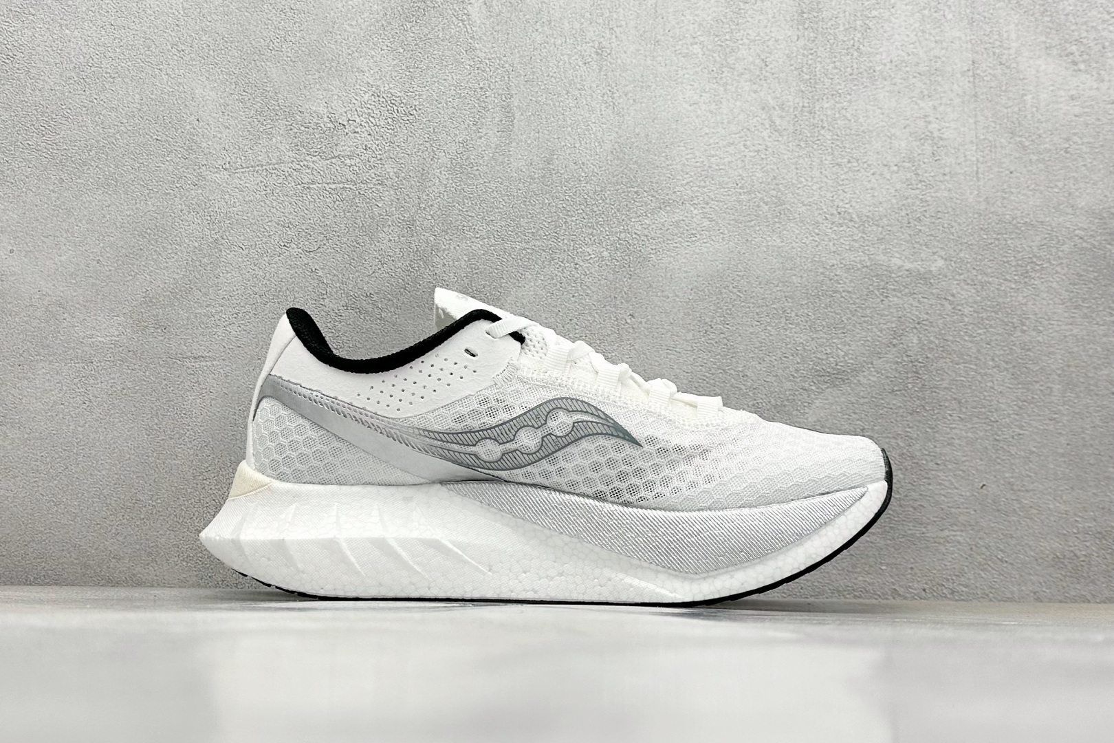 终端放店
YB版 Saucony Triumph PRO 4 旗舰级缓震型跑鞋
更换板材PWRRUN