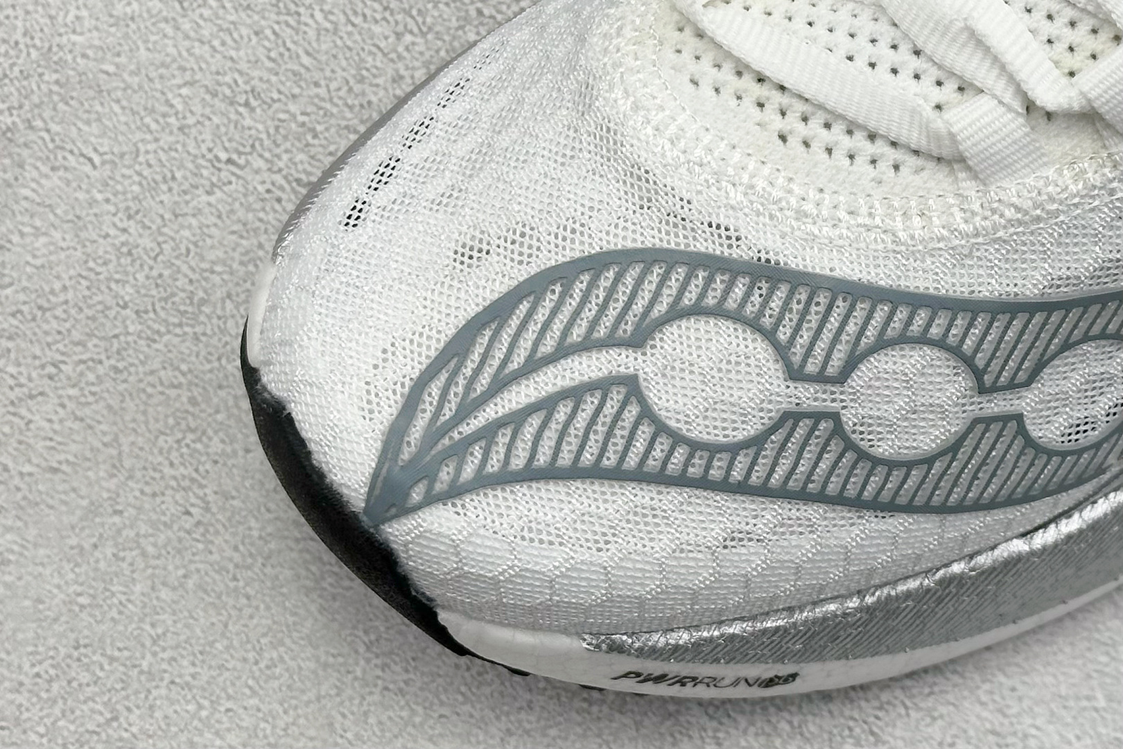 终端放店
YB版 Saucony Triumph PRO 4 旗舰级缓震型跑鞋
更换板材PWRRUN