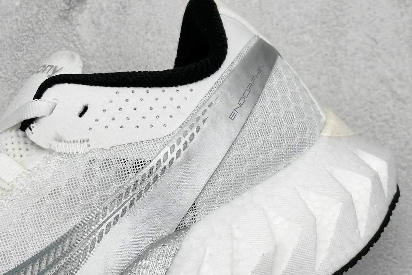 终端放店
YB版 Saucony Triumph PRO 4 旗舰级缓震型跑鞋
更换板材PWRRUN
