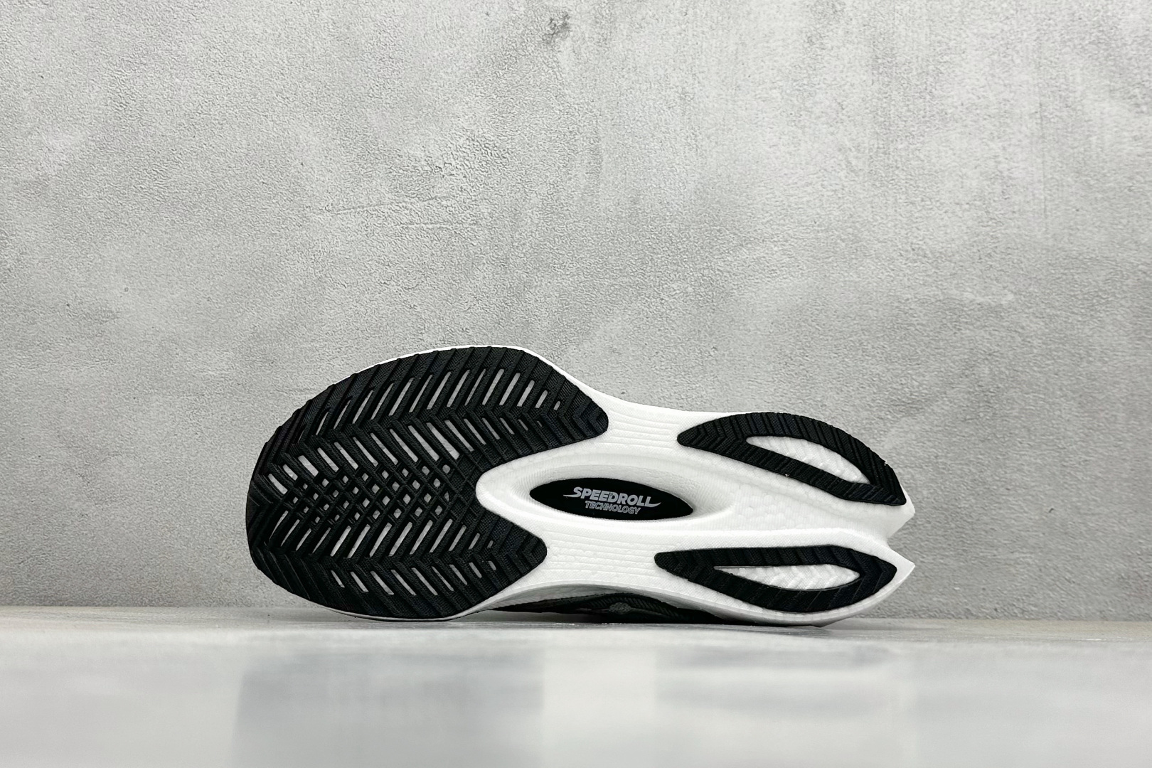 终端放店
YB版 Saucony Triumph PRO 4 旗舰级缓震型跑鞋
更换板材PWRRUN